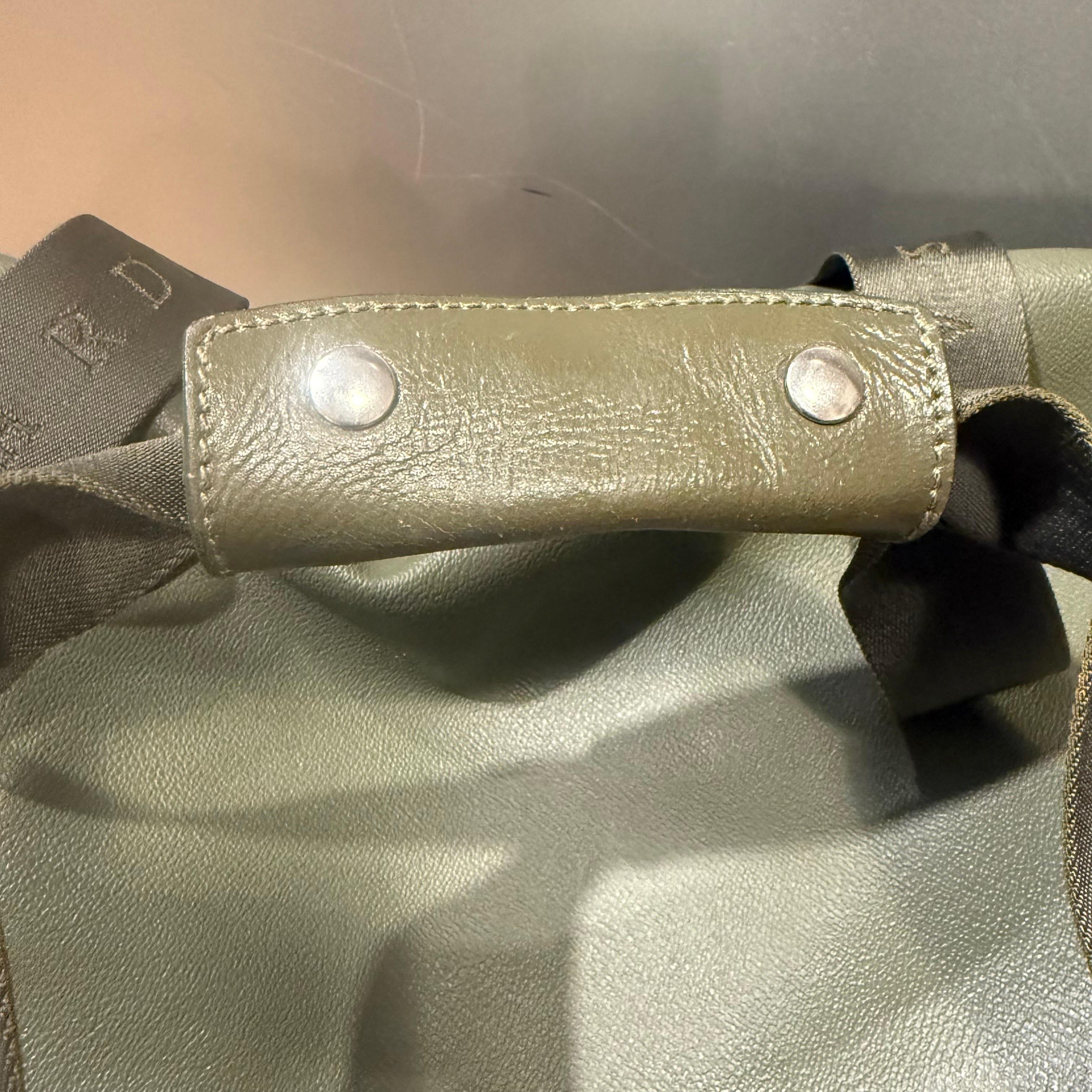 Bolso de viaje blando de piel verde Trussardi en venta 2