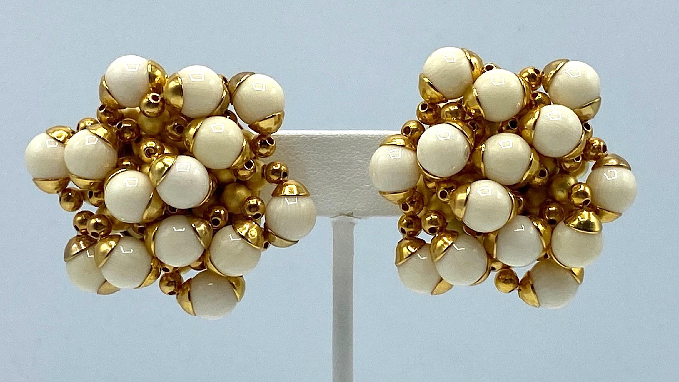 Un impresionante y gran par de pendientes de cuentas en racimo de color marfil de la casa de moda italiana Trussardi. Cada cuenta está cuidadosamente ensartada con tapas doradas superior e inferior y una cuenta más pequeña entre ellas. Cada
