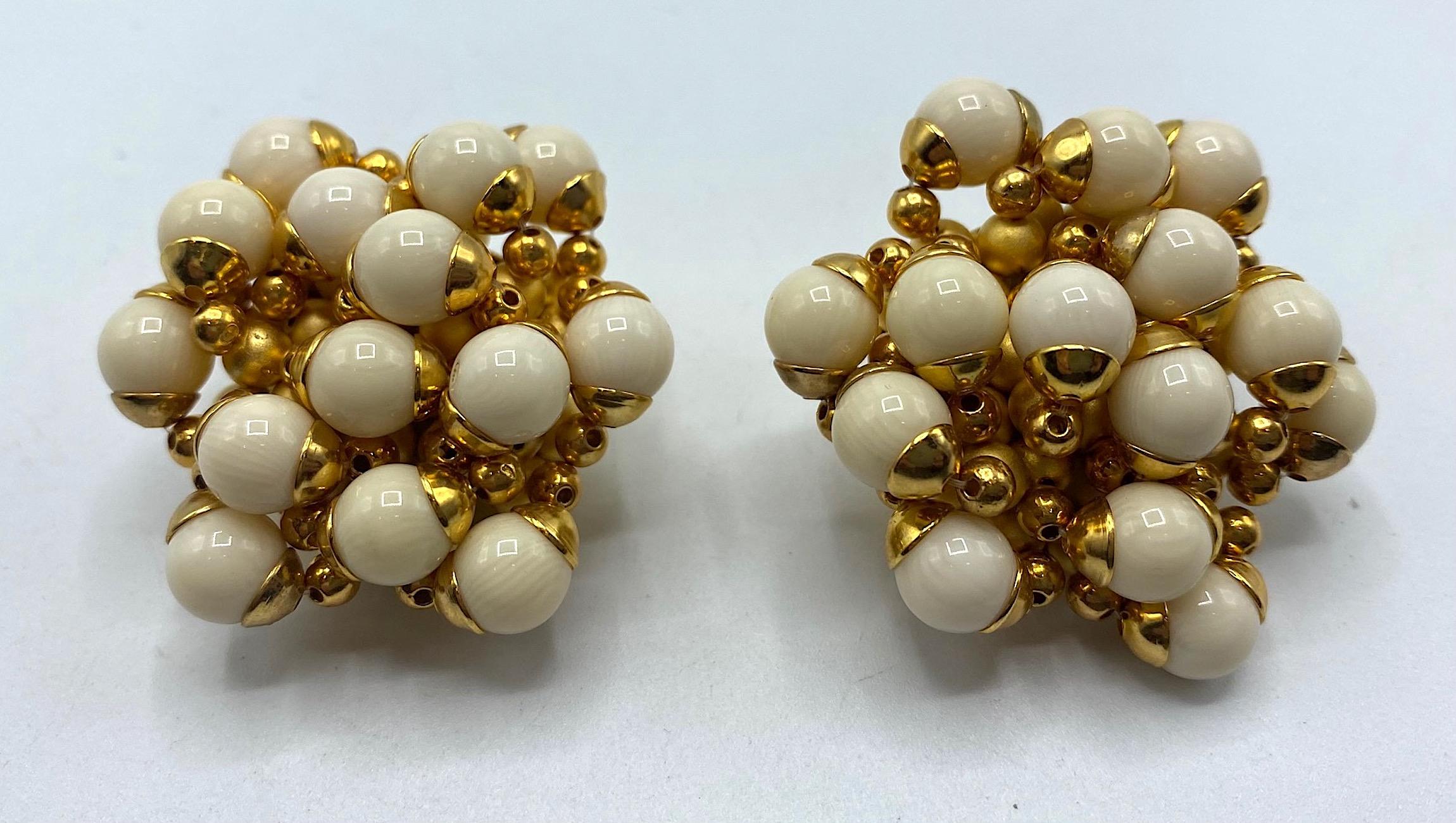 Pendientes grandes Trussardi de perlas marfil y oro en Bueno estado para la venta en New York, NY