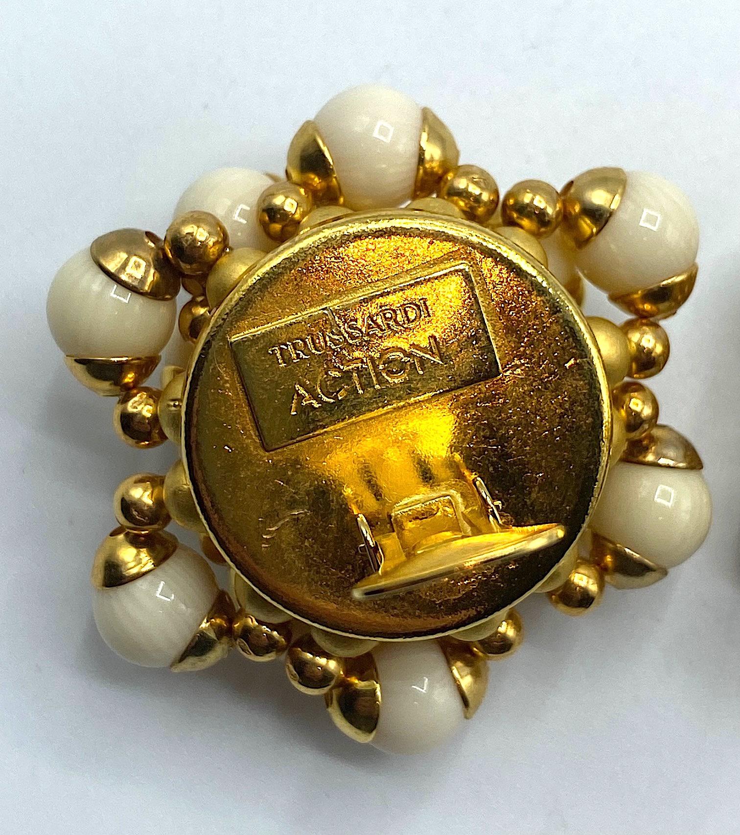 Pendientes grandes Trussardi de perlas marfil y oro en venta 2