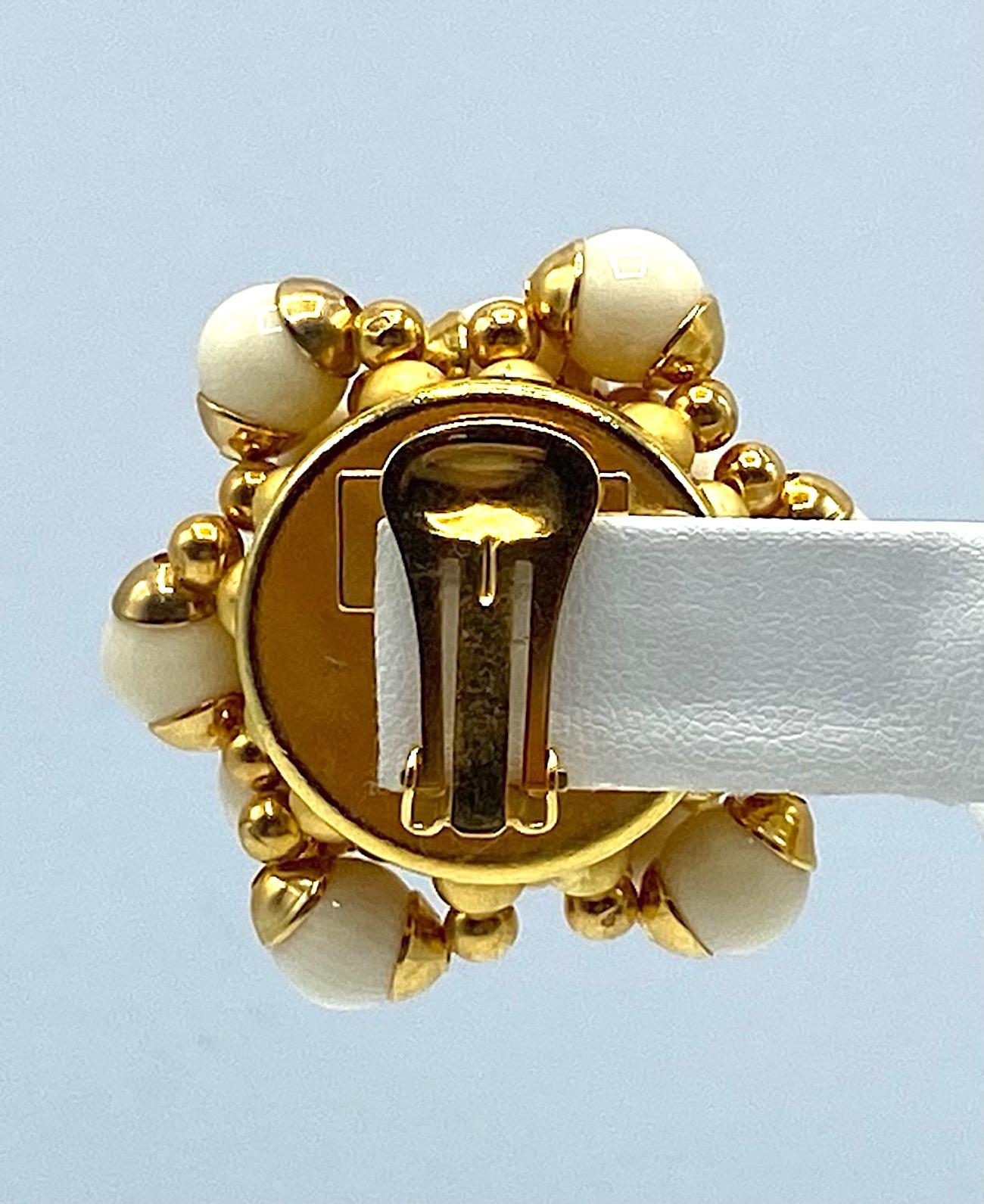 Pendientes grandes Trussardi de perlas marfil y oro en venta 3