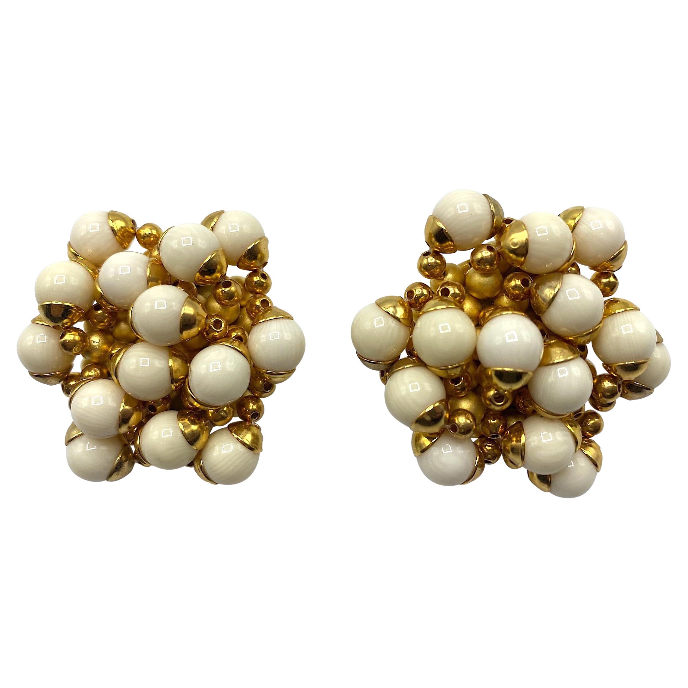Pendientes grandes Trussardi de perlas marfil y oro en venta