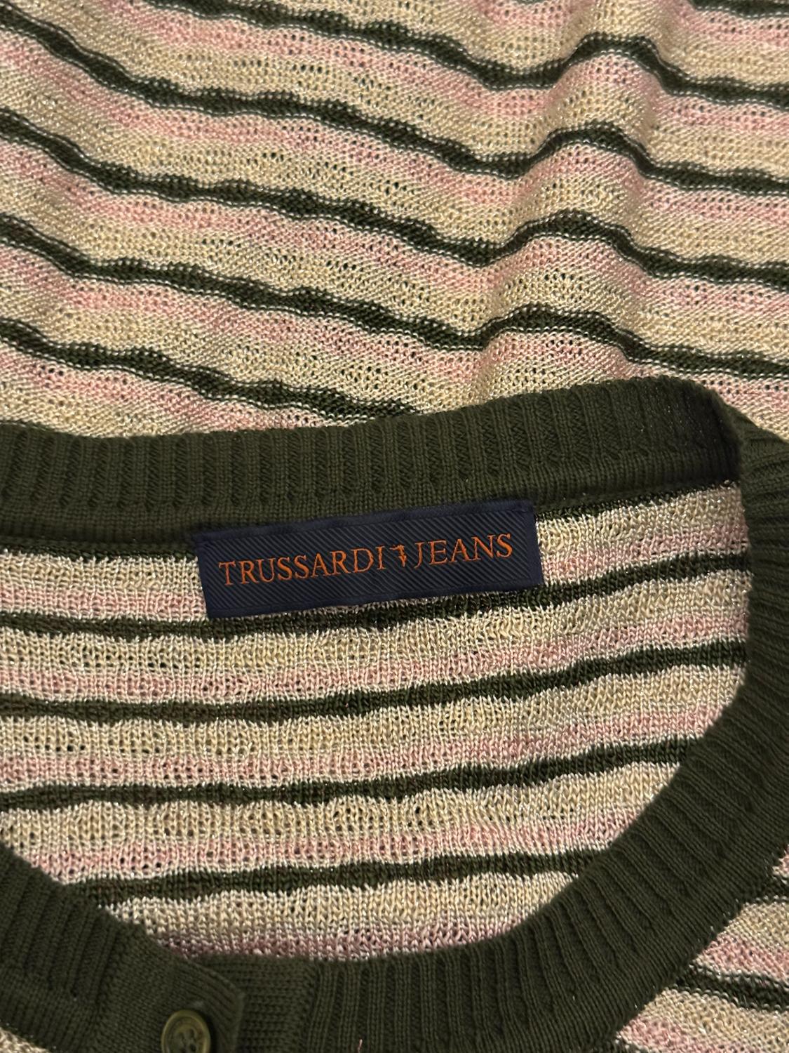 Un cardigan coloré de Trussardi. Le cardigan  a un col rond et un devant boutonné, dans une jolie rayure rose, verte et ivoire. Il est composé d'un mélange d'acétate et de coton. 
Taille M Mesures Buste jusqu'à 40'', longueur 24''