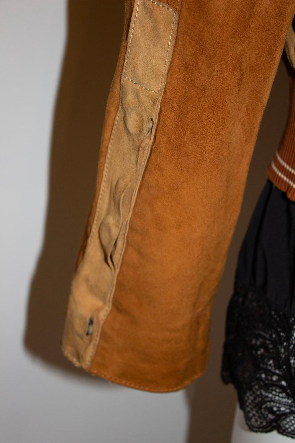 Eine aufsehenerregende und superweiche Wildlederjacke des italienischen Herstellers Trussardi. Die Jacke in einem wunderbaren Farbmix aus Hellbraun und Braun hat einen Reißverschluss vorne, Rippen an den  Saum und Knopfleiste an den Ärmeln. Sie hat