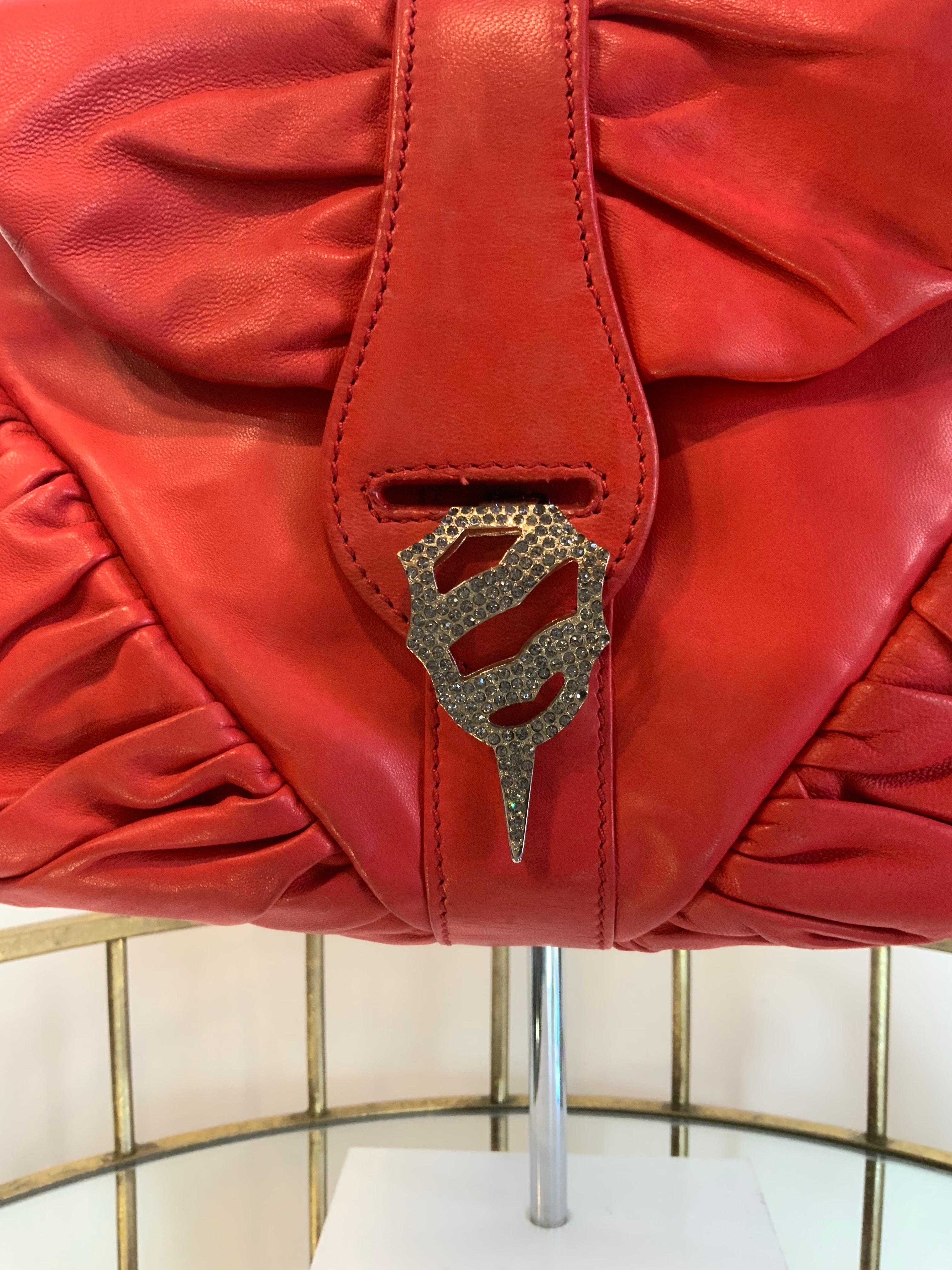 Sac Trussardi.
En cuir rouge.
Les ferrures de fermeture ont perdu quelques strass et présentent d'autres marques.
Hauteur 16 cm
Largeur 24 cm
Profondeur 9 cm
Bon état général. Présente plusieurs marques, comme le montrent les photos.
Livré avec le