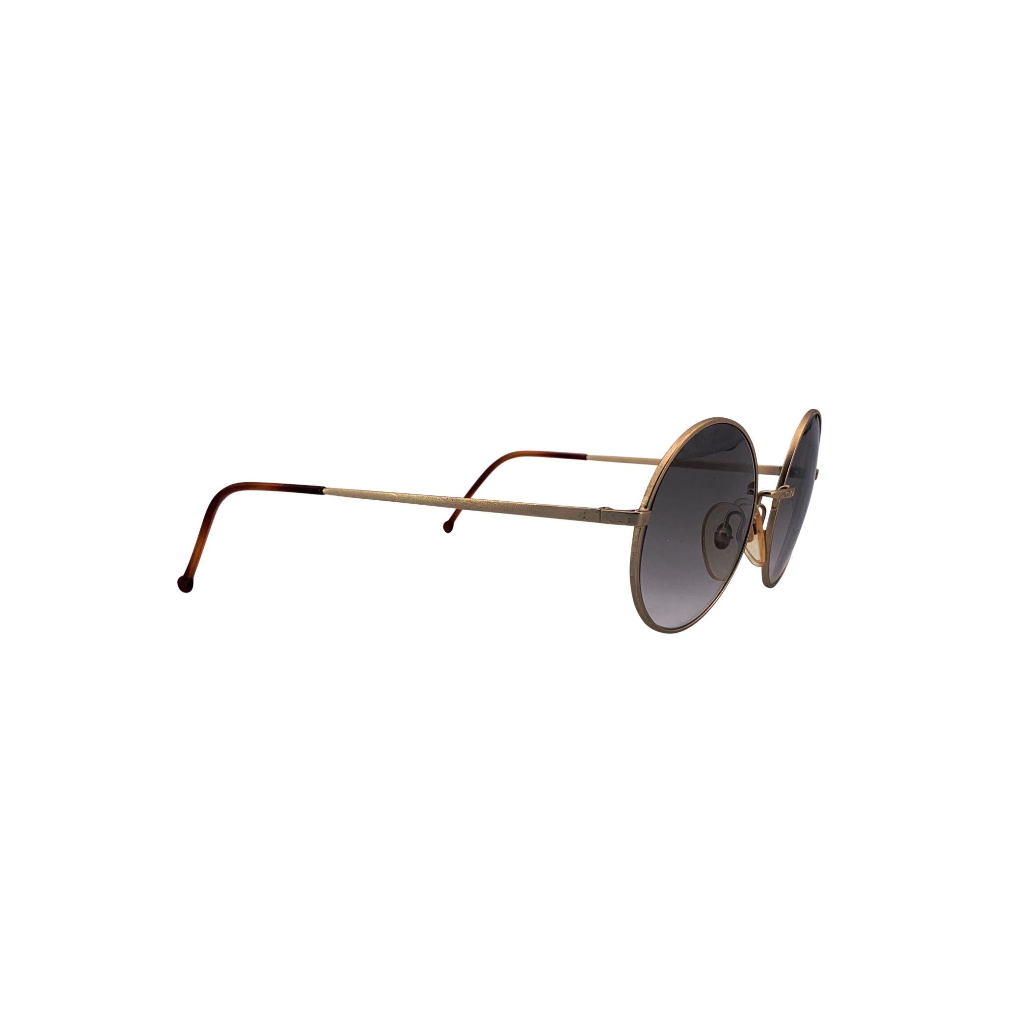 Diese Trussardi Vintage Round Unisex-Sonnenbrille Mod. 302 fängt die ruhige Raffinesse und tadellose Handwerkskunst ein, die den italienischen Stil in den 1980er Jahren definierten. Dieses elegante ovale Modell wurde in Italien entworfen und