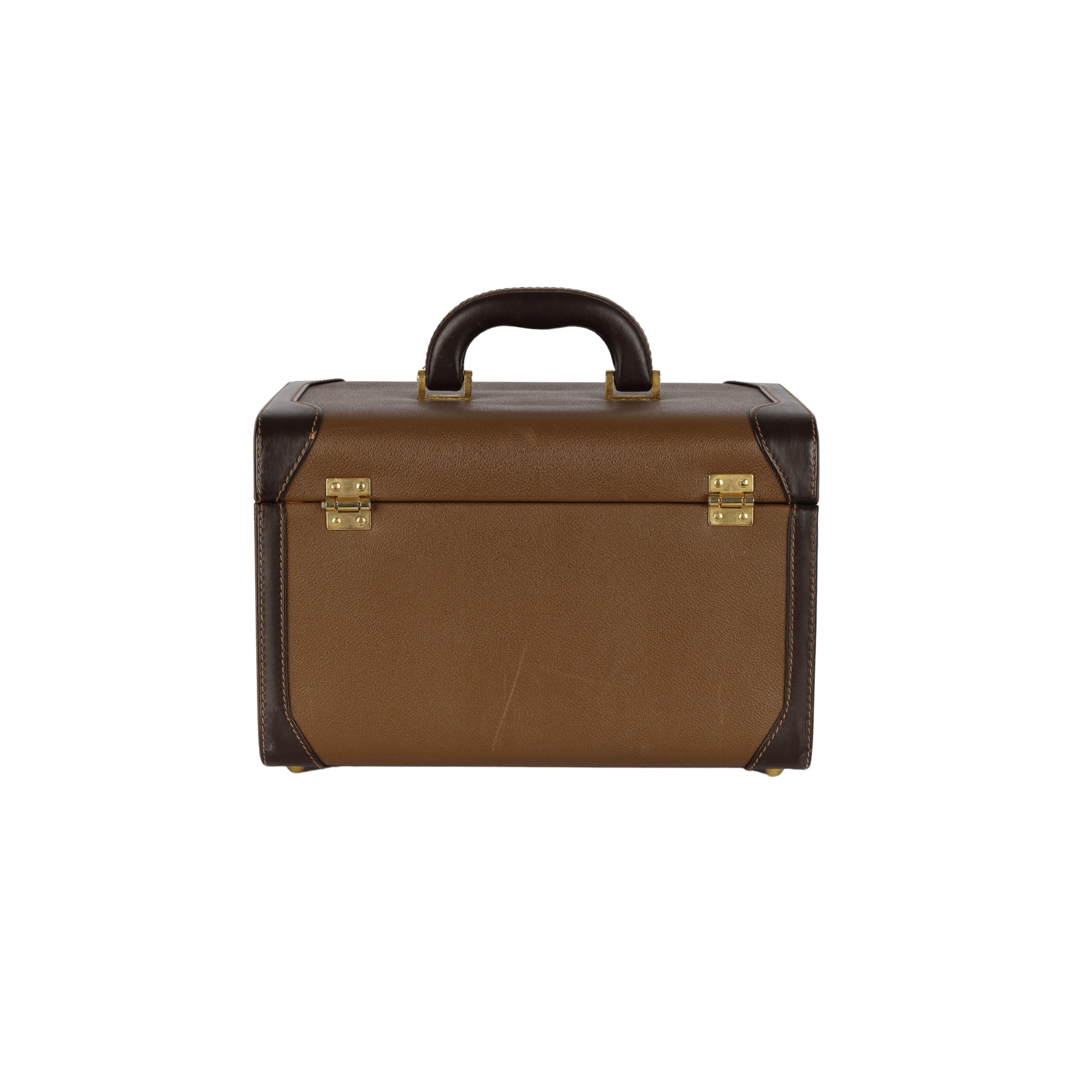 Crafted from brown leather with contrast dark brown leather lining, this bag is elevated with gold-tone hardware. Finished with Trussardi logo printed canvas lining and a removable mirror, this vintage bag can hold all kinds of vanity items and