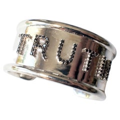 „Truth“-Armreif, schwarzer Diamant, Silber, auffälliger Armreif, J DAUPHIN