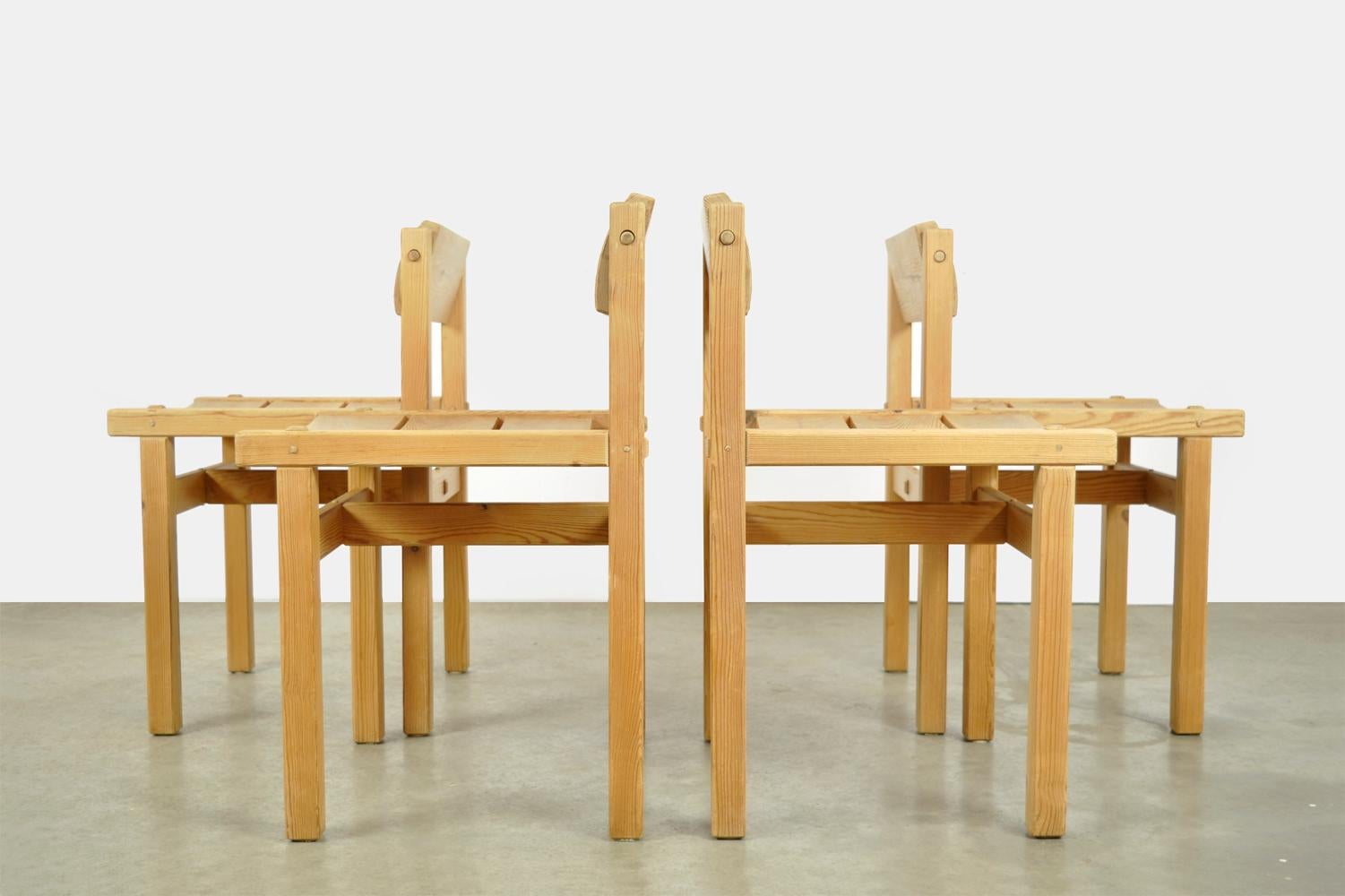 Set of 4 pine dining table chairs from the “Trybo” series designed by Edvin Helseth and produced by Stange Bruk, Norway 1960s. The chairs are constructed with wooden pins and dowels without the help of screws and glue. The backrest is movable for