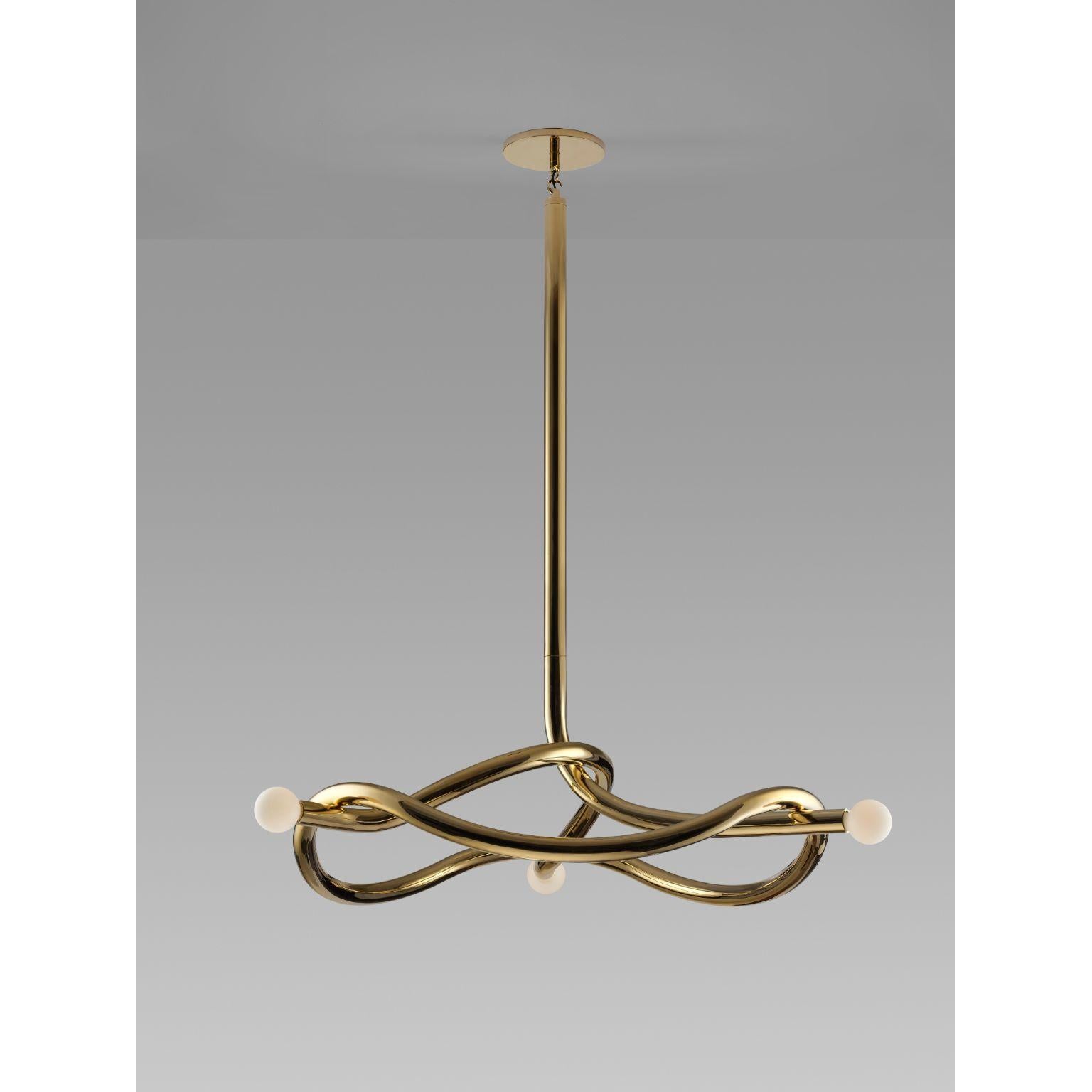 Lampadario a tre luci Tryst di Paul Matter.
Materiali: ottone e vetro con finitura in porcellana.
Dimensioni: L 114,3 x H 182,8 cm.
Peso: 15 kg.

Il lampadario Tryst esplora la relazione tra forme intrecciate in perfetta unione ed equilibrio.