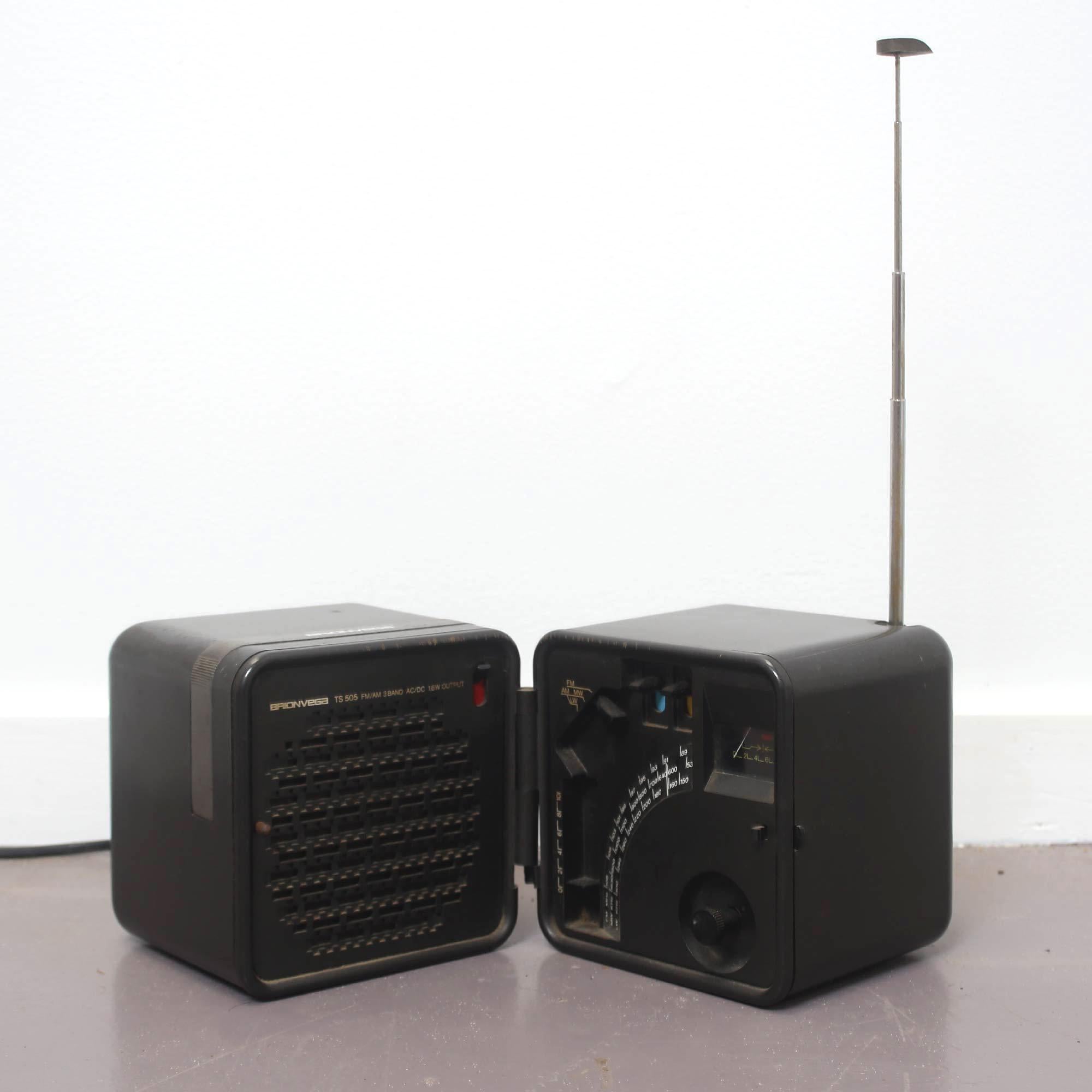 This radio has an exterior in white ABS and an internal power supply for six 1.5 Volt batteries (Half Torch). The external power supply is 220 V with a removable internal integrated cable and a tri-band transistor radio (FM- OL -OM).