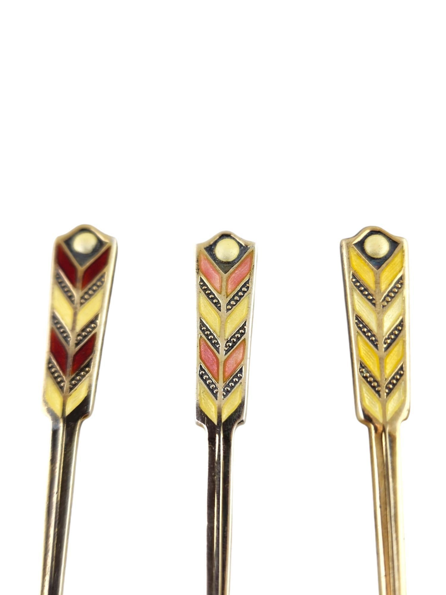 T&S Birmingham England Set of 5 Sterling Silver Enamel Chevron Spoons

This set features 5 beautiful meticulously crafted from sterling silver with a gilt finish, decorated with beautiful enamel in a chevron pattern!

Approximate