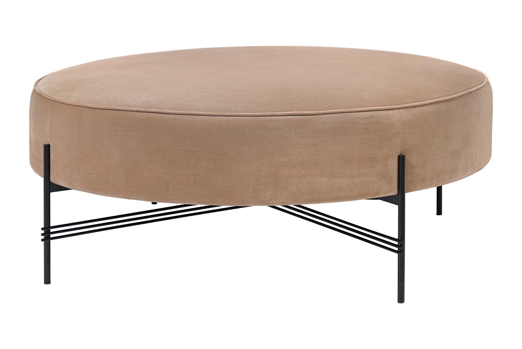 Associant la fonctionnalité au confort, le pouf TS, disponible en trois tailles, constitue un ajout polyvalent à tout espace de vie. Le plus petit format devient pratique à déplacer partout où l'on a besoin d'un siège informel, tandis que les plus