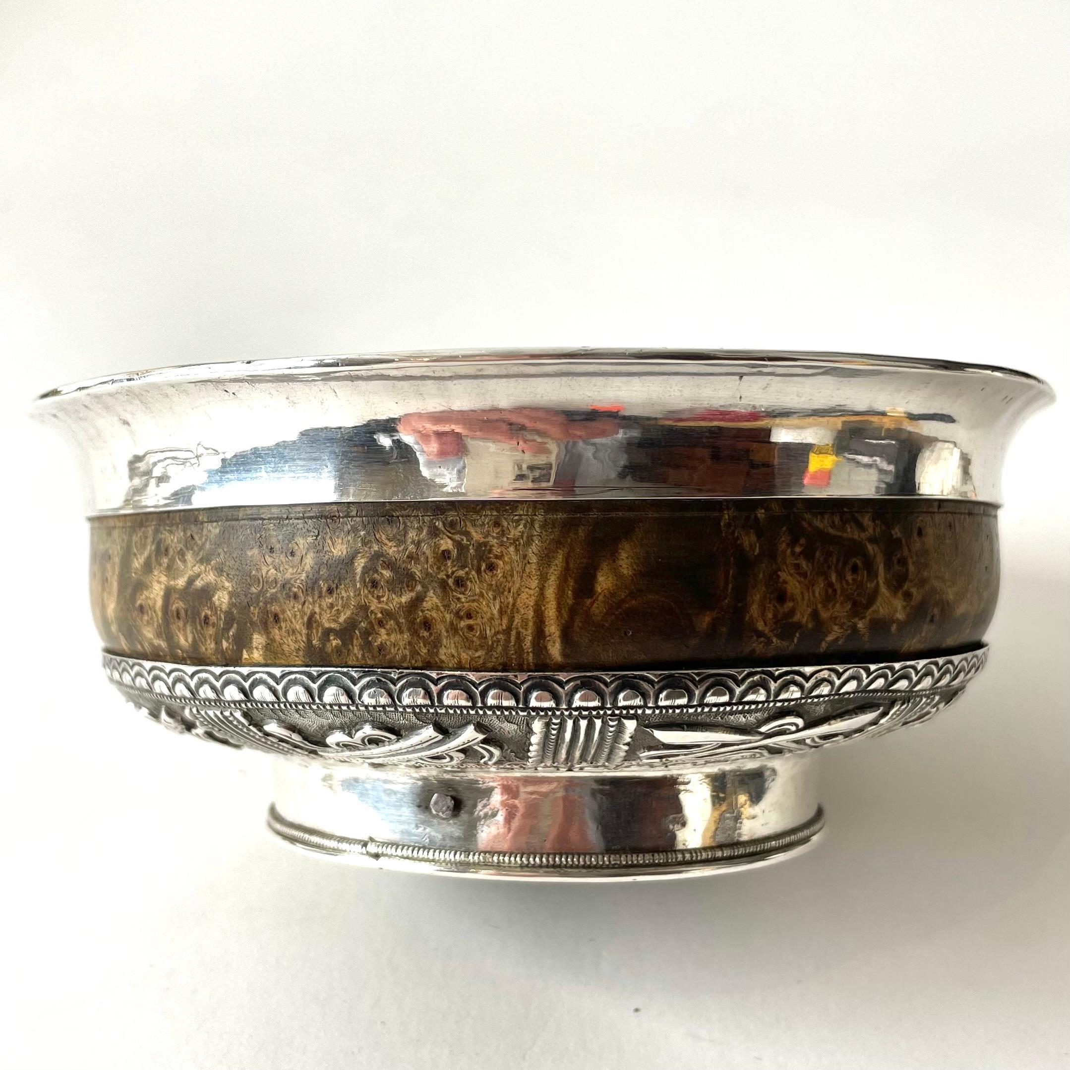 Tsampa Jha Phor Bowl in Silver and Burl Wood, Tibetan Himalayan 19th century In Good Condition In Knivsta, SE