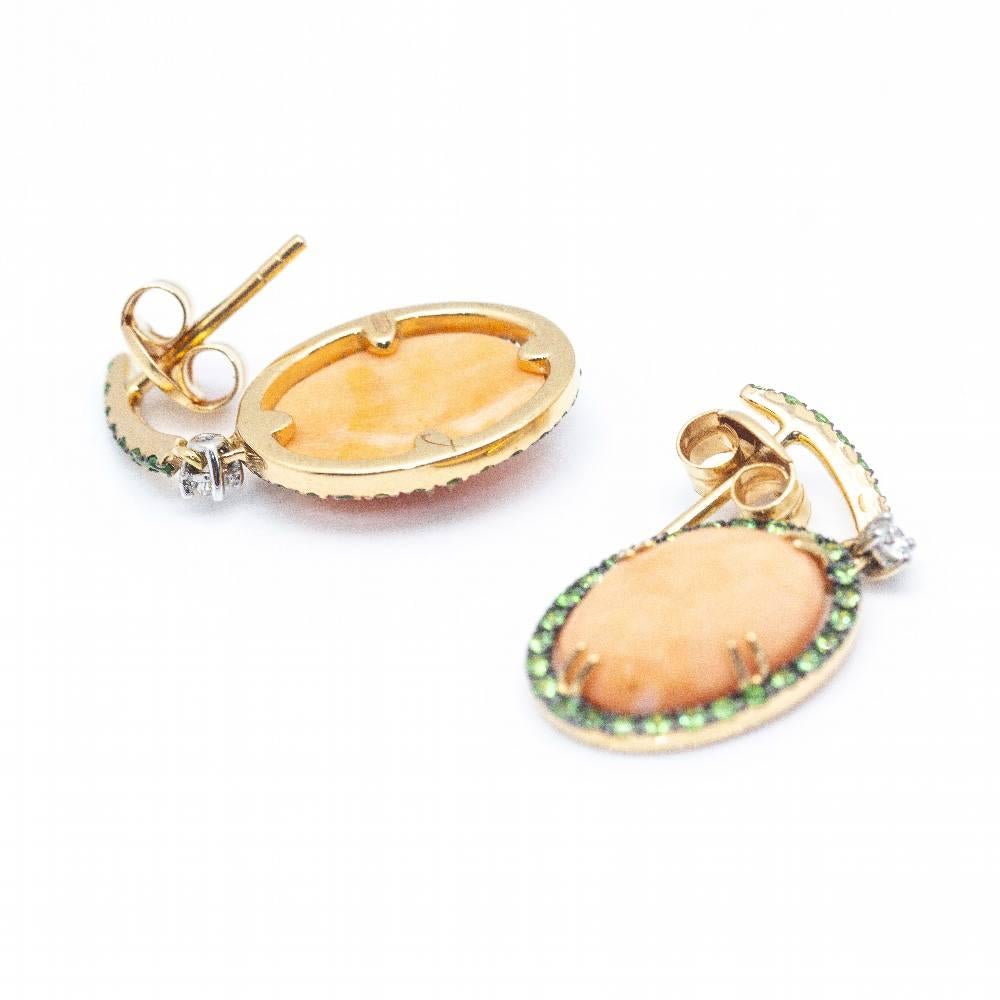 Rose Gold Earrings with Coral for women  2x Brilliant Cut Diamonds with total weight approx.0,06 ct in G/VS quality  68x green Tsavorites and 2x faceted oval Corals  18 kt Rose Gold clasp  5,0 grams.  Sizes: Length 3cm Width 1,2cm  Brand new item 