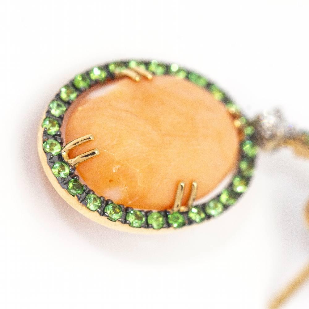 Oval Cut TSAVORIT Gold and natural Coral earrings. For Sale