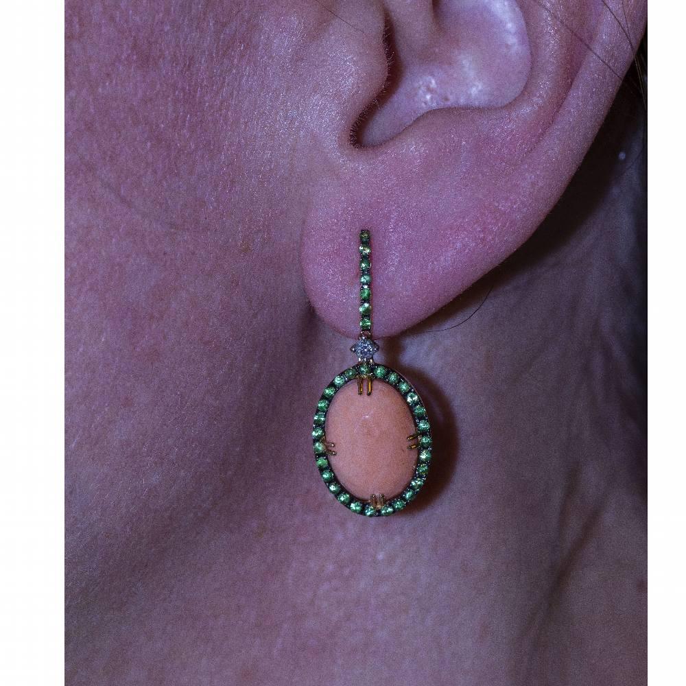 Women's TSAVORIT Gold and natural Coral earrings. For Sale