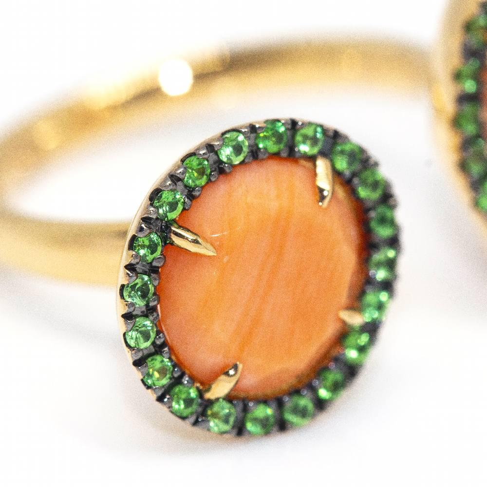 Women's TSAVORIT Ring in Gold and natural Coral For Sale