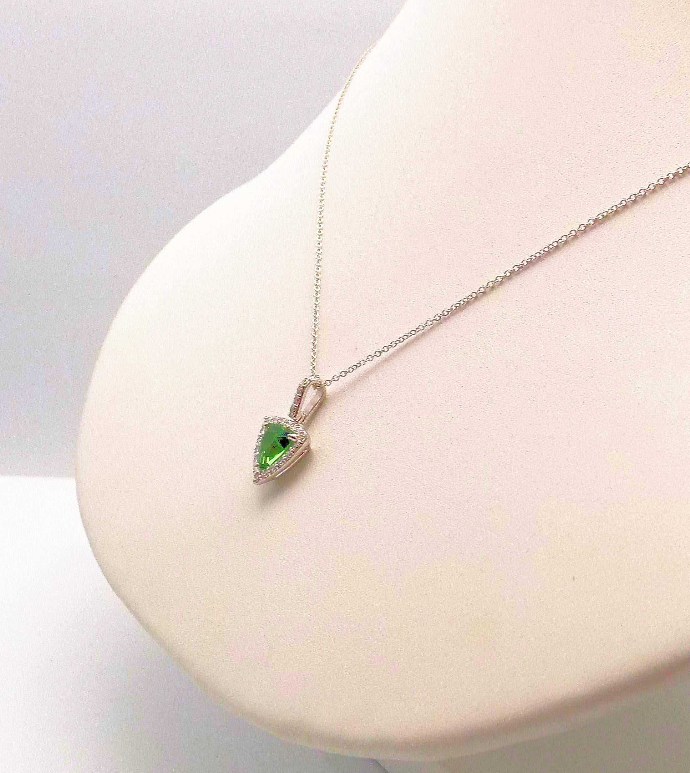 Tsavorite and Diamond Pendant in 18 Karat White Gold (Trillionschliff) im Angebot