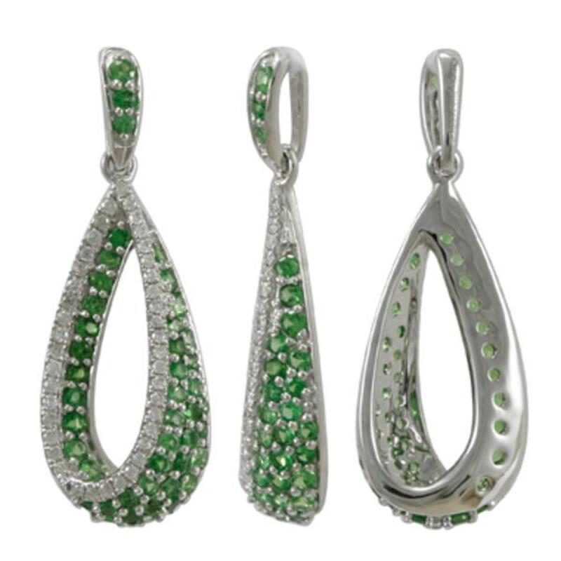 Tsavorite 18 Karat White Gold with Diamonds Pendant for Necklace without a chain

Diamonds of approximately 0.14 carats and Tsavorite approximately 0.55 carats, mounted on an 18 Karat White Gold pendant for a necklace. The pendant weighs