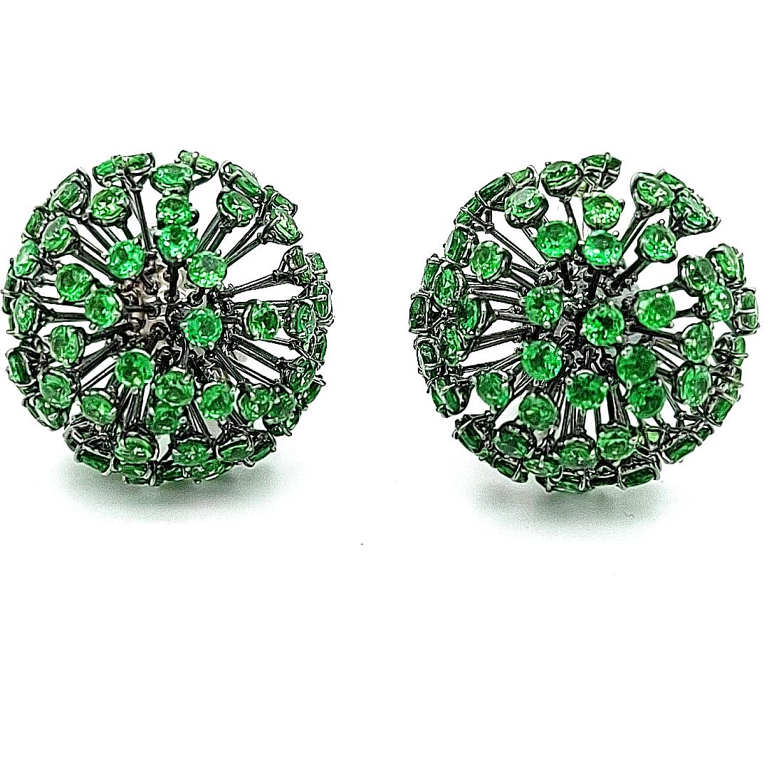 Extremely fine and exclusive 18 kt white gold Tsavorite earrings

Tsavorite : 16.3 ct

Material: 18 kt white gold

Total weight: 18.7 gram / 12.1 dwt

Measurements dome : wide 22.6 mm , height 13.5 mm

