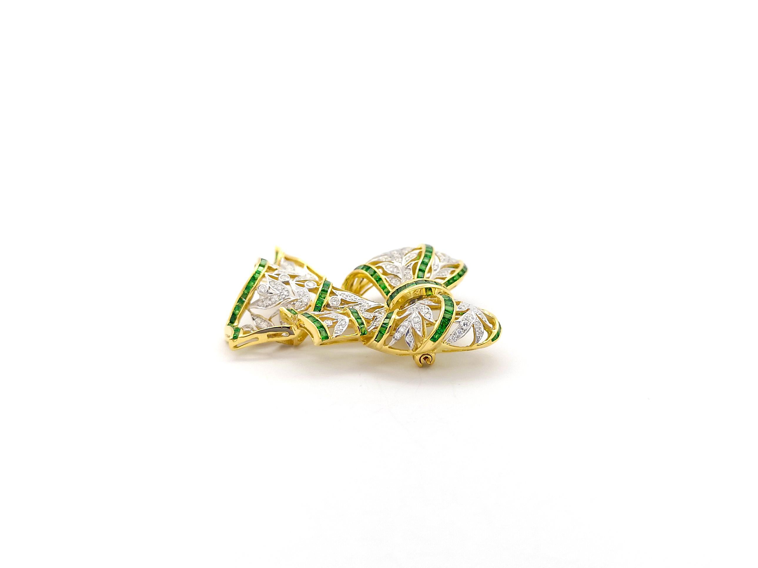 Tsavorite and Diamond Bow Brooch/Pendant set in 18K Gold Settings In New Condition For Sale In Bangkok, TH