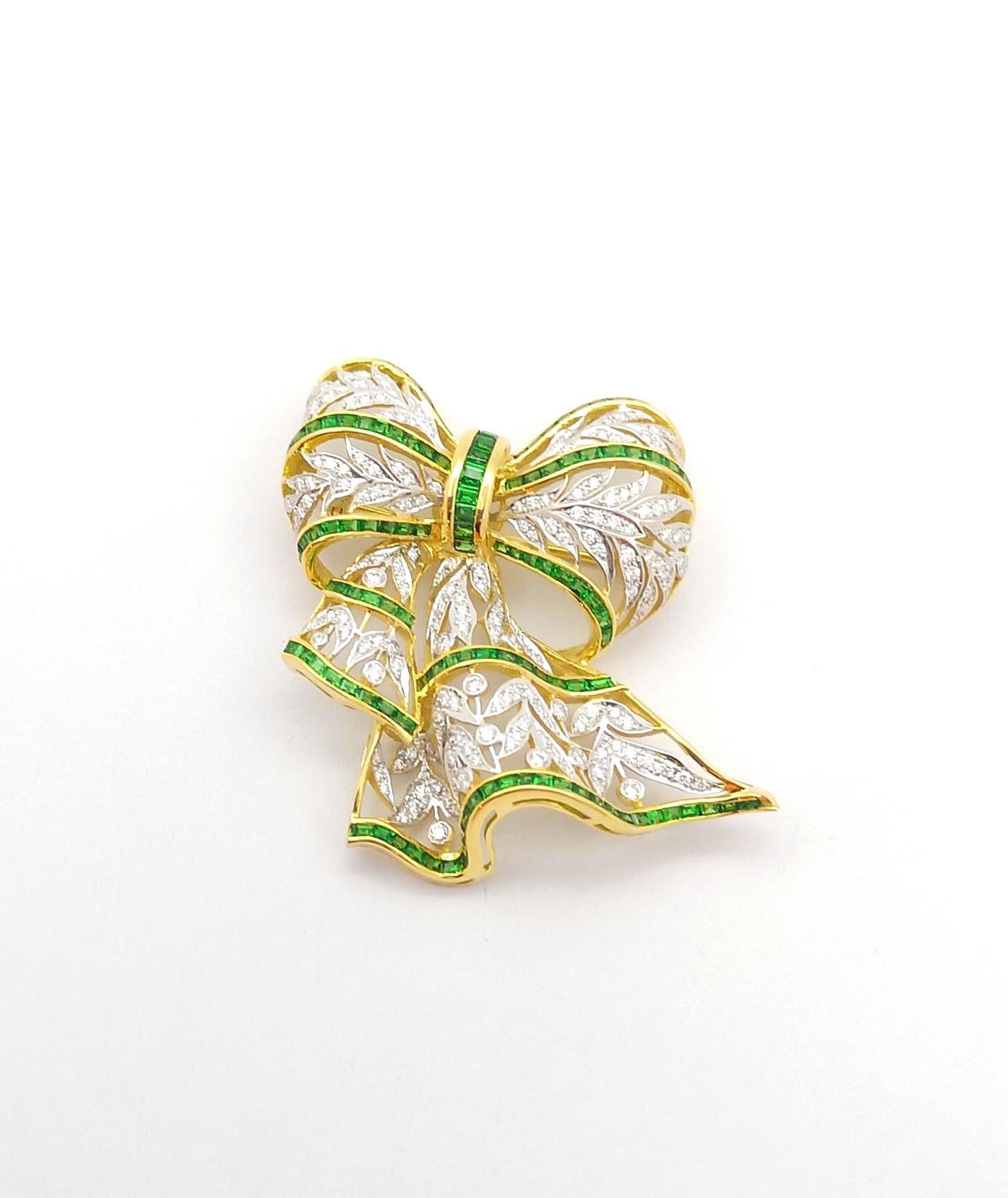 Tsavorite and Diamond Bow Brooch/Pendant set in 18K Gold Settings For Sale 2