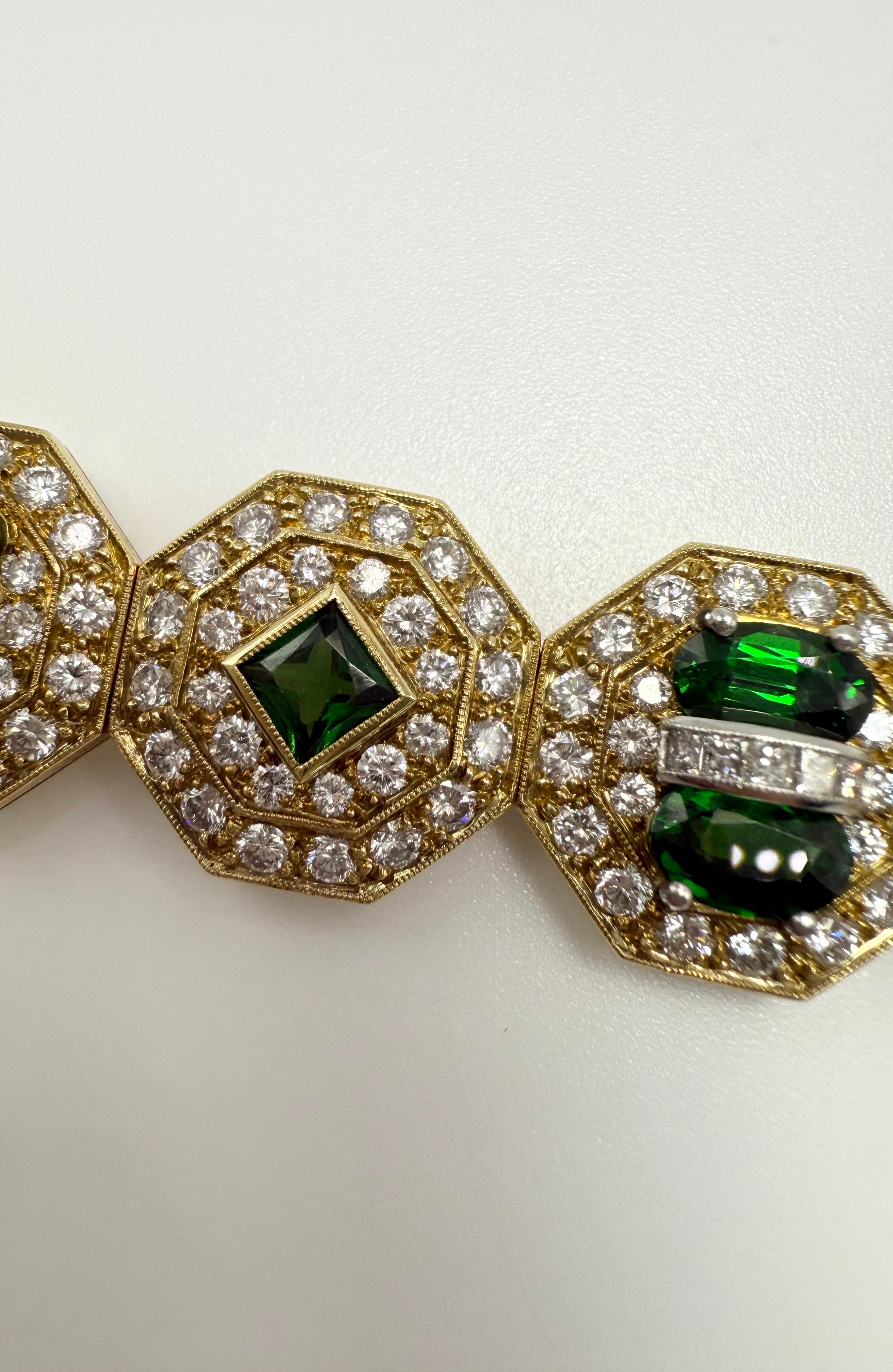 Pulsera única de tsavorita y diamantes en oro de 18 quilates, diamantes de 7 quilates de claridad VS-SI y color G.
**Todos los artículos salen de nuestras instalaciones con un certificado a nombre del comprador, ¡política de empresa! Esto garantiza