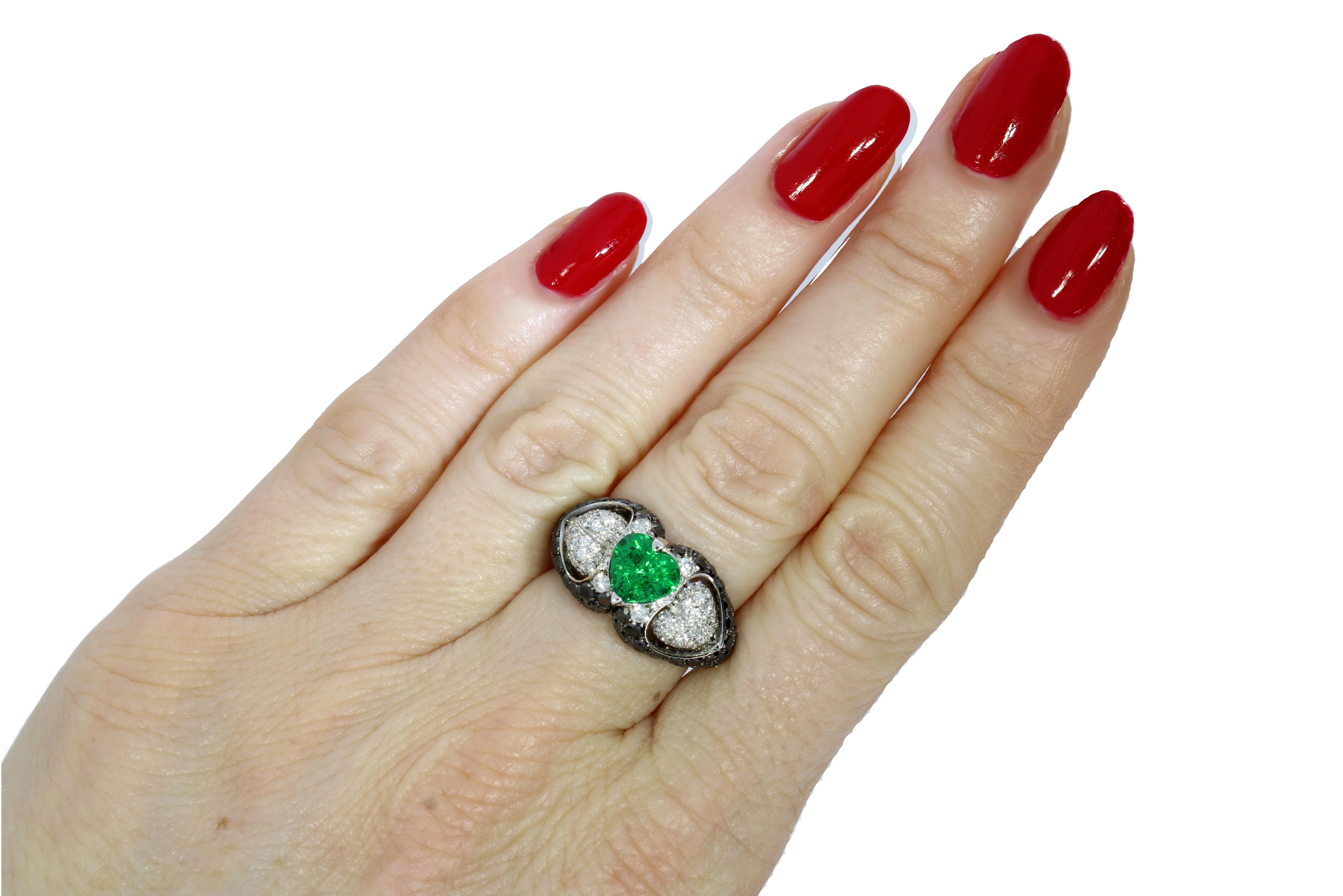 Tsavorite and Diamond Heart Ring 18 Karat Gold Collection by Niquesa For Sale 1