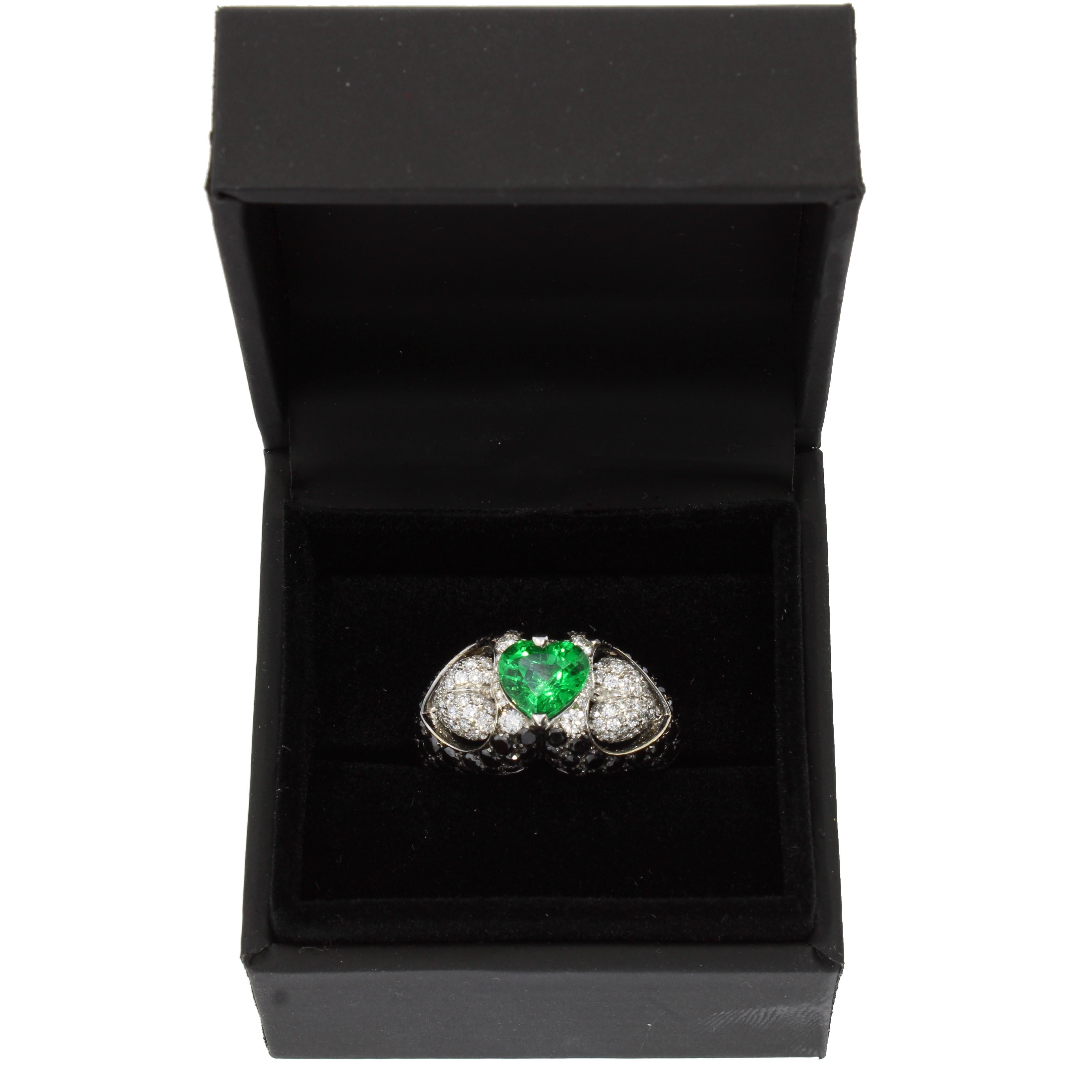 Tsavorite and Diamond Heart Ring 18 Karat Gold Collection by Niquesa For Sale 2