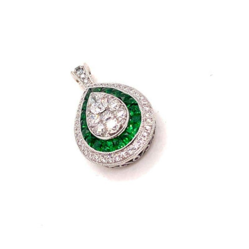 Dieser zeitlose Anhänger zeigt eine atemberaubende Kombination aus grünem Tsavorit und Diamant in einer klassischen, eleganten Fassung, die den Test der Zeit überdauern wird. Dieser exquisite Anhänger ist aus hochwertigem Edelmetall gefertigt und