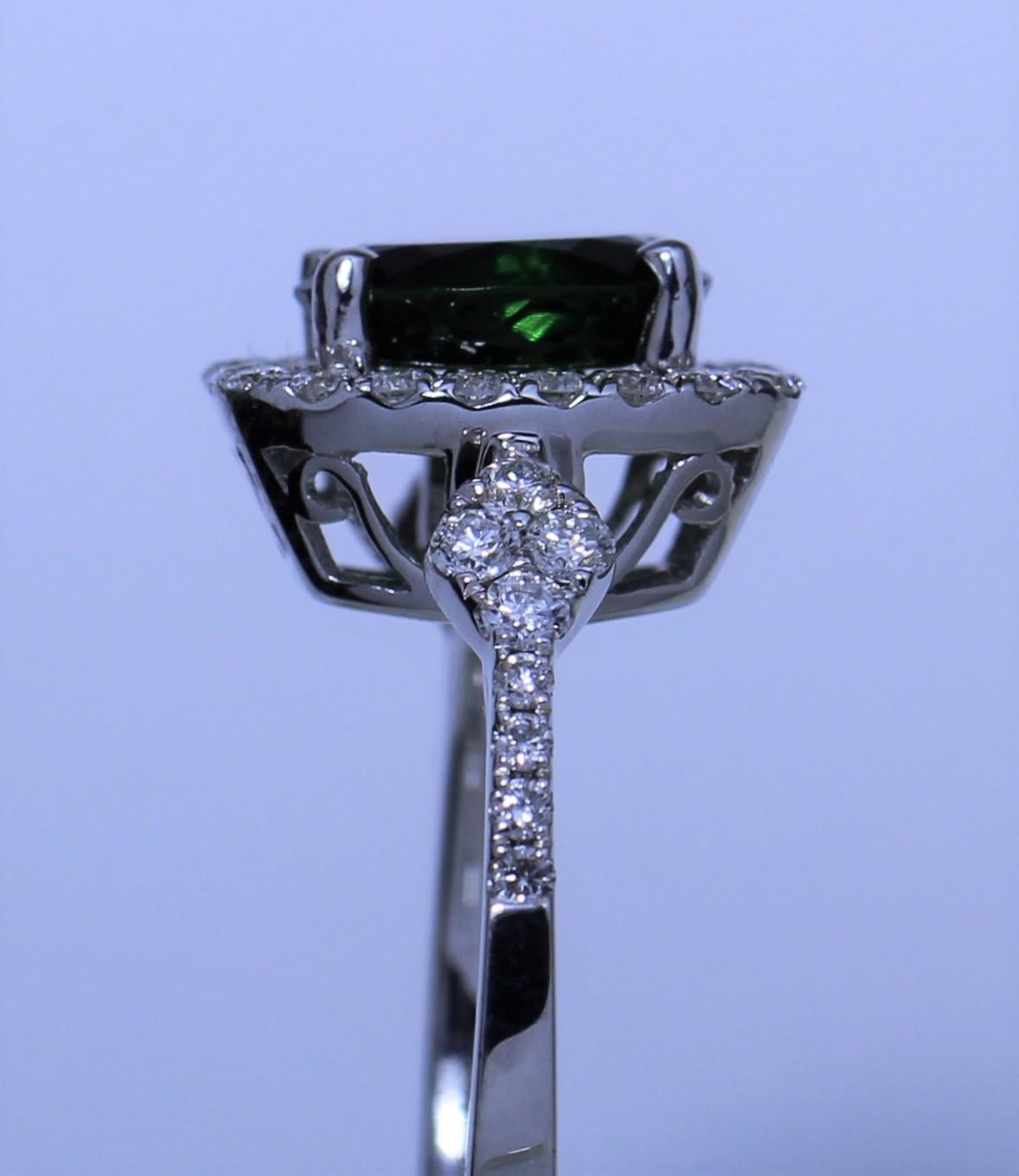 Tsavorite and Diamond Ring In New Condition For Sale In New York, NY
