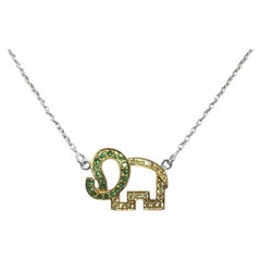 Collier éléphant en tsavorite et saphir jaune, serti dans différentes montures en argent