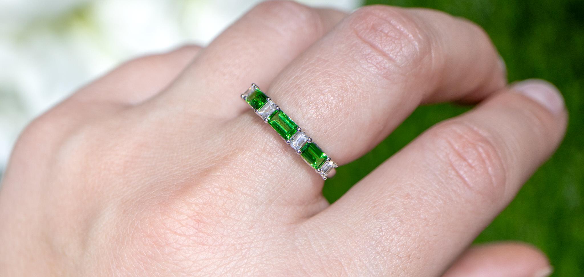 Modern Tsavorite Band Ring With Diamonds 1.61 Carats 18K Gold For Sale