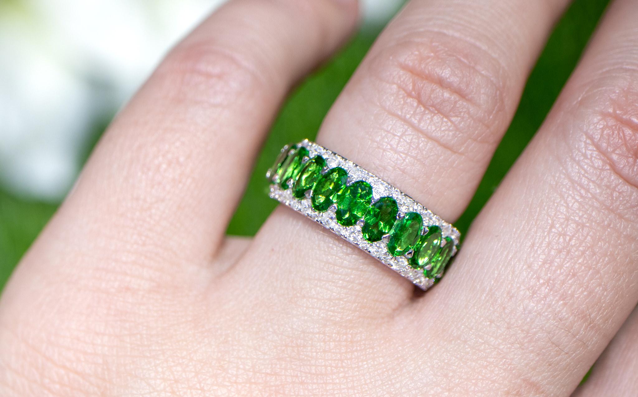 Contemporary Tsavorite Band Ring With Diamonds 2 Carats 18K Gold For Sale