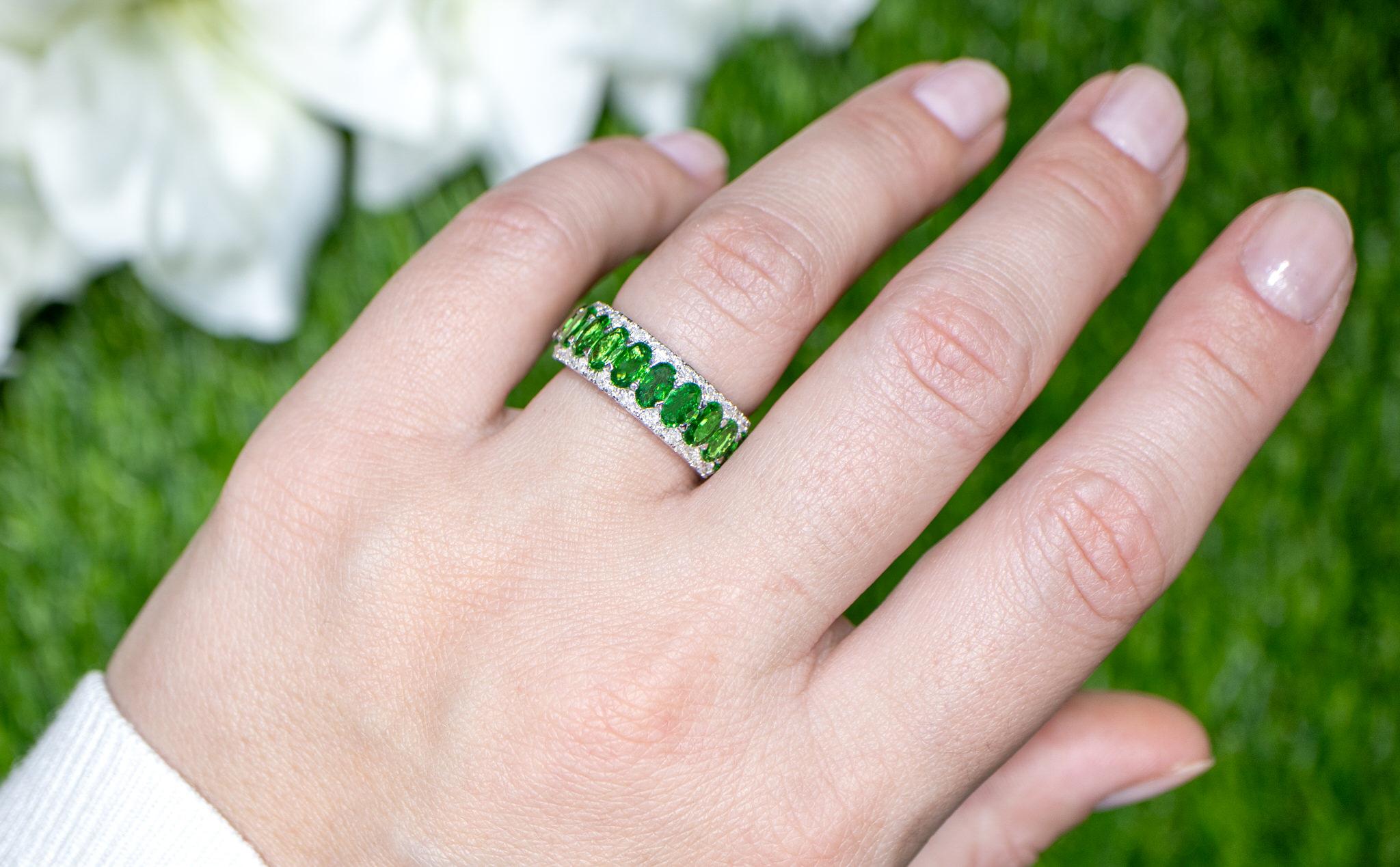 Oval Cut Tsavorite Band Ring With Diamonds 2 Carats 18K Gold For Sale