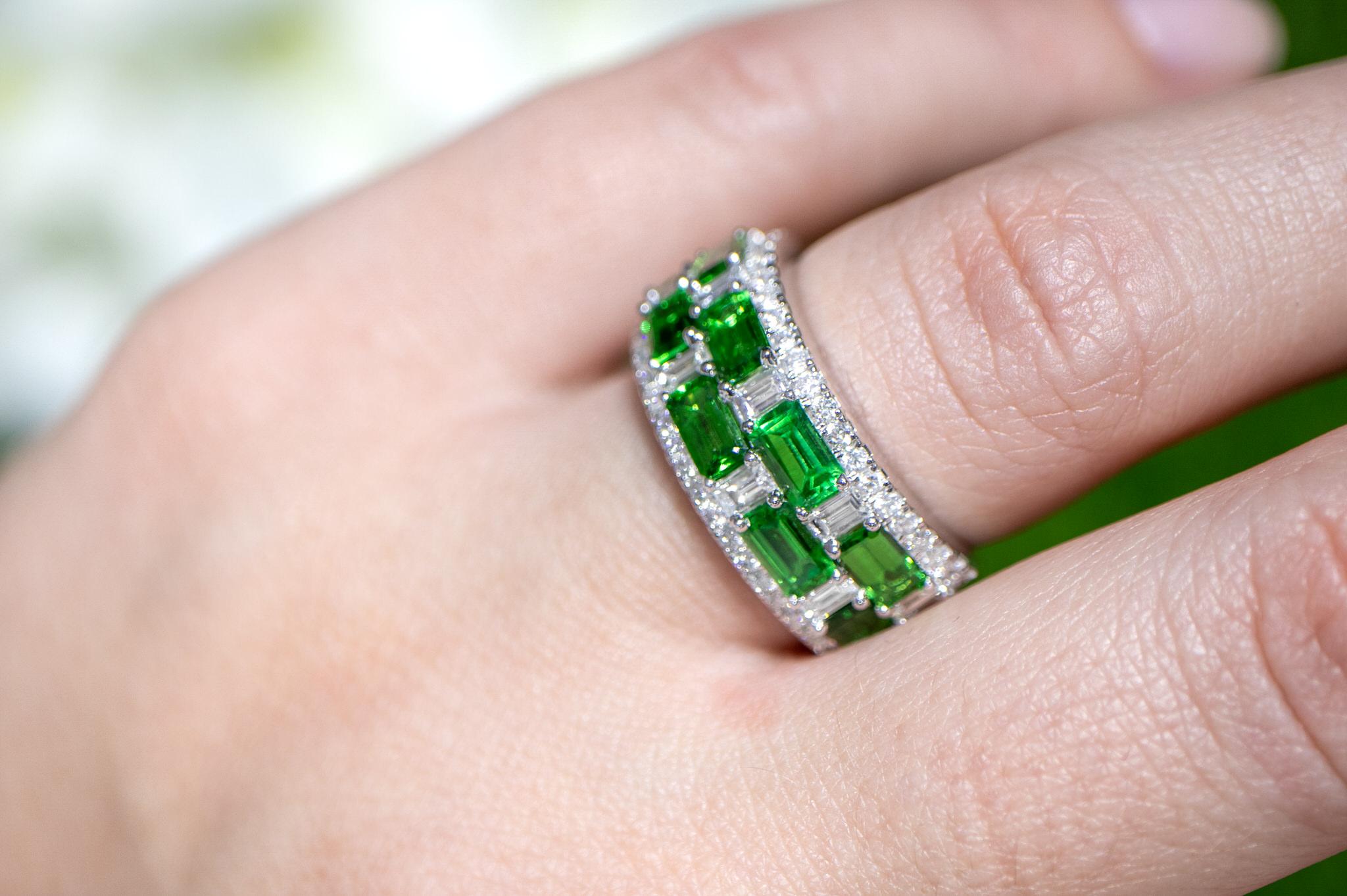 Contemporary Tsavorite Band Ring With Diamonds 3.81 Carats 18K Gold For Sale