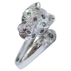 Anello con tsavorite, diamanti neri e diamanti bianchi, oro bianco 18 carati.