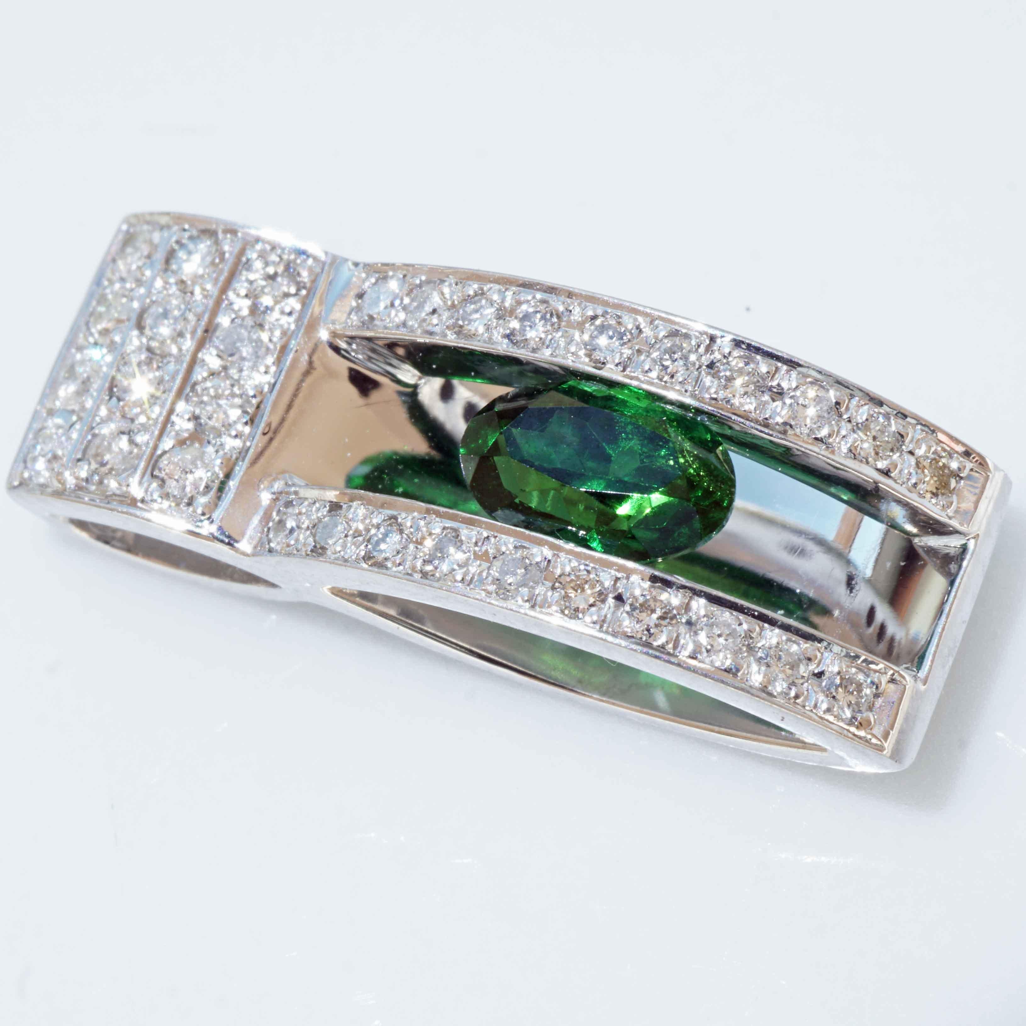 Ciondolo con un nuovo arrivato tra le pietre preziose, il granato verde (Tsavorith) o anche chiamato grossolano verde da 0,60 ct, di colore verde bosco intenso e brillante, con quasi nessun elemento naturale. Inclusioni, a forma di navette, tenuto