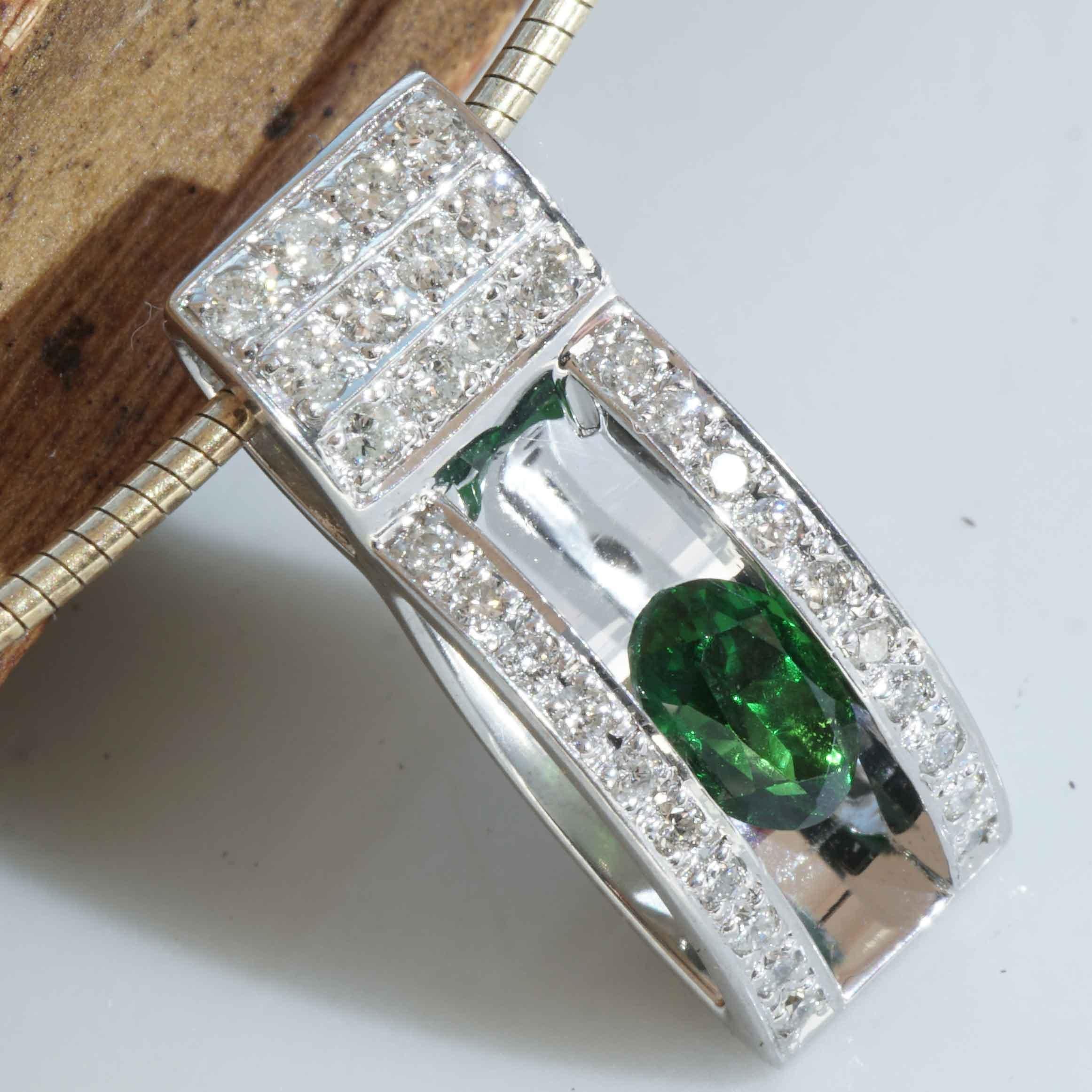 Taglio ovale Ciondolo Brilliante di Tsavorite 0,60 ct 0,30 ct una gemma nuova con certificato in vendita