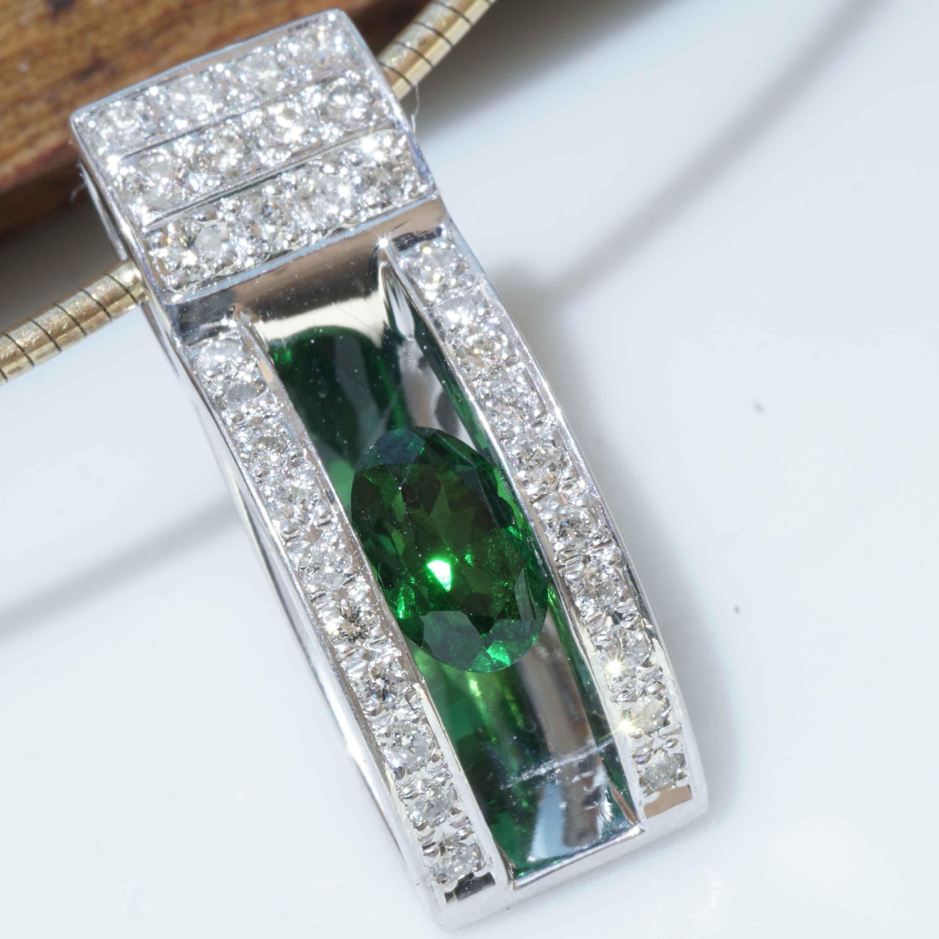Ciondolo Brilliante di Tsavorite 0,60 ct 0,30 ct una gemma nuova con certificato In condizioni Nuovo in vendita a Viena, Viena