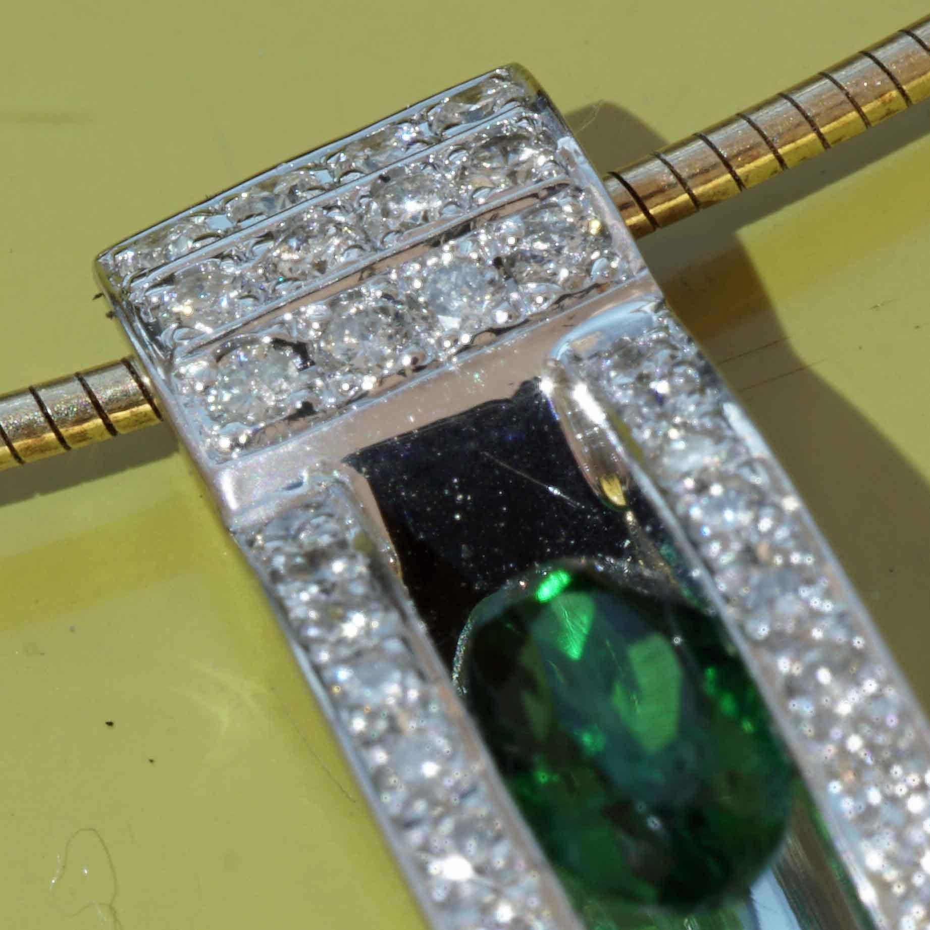Ciondolo Brilliante di Tsavorite 0,60 ct 0,30 ct una gemma nuova con certificato in vendita 2