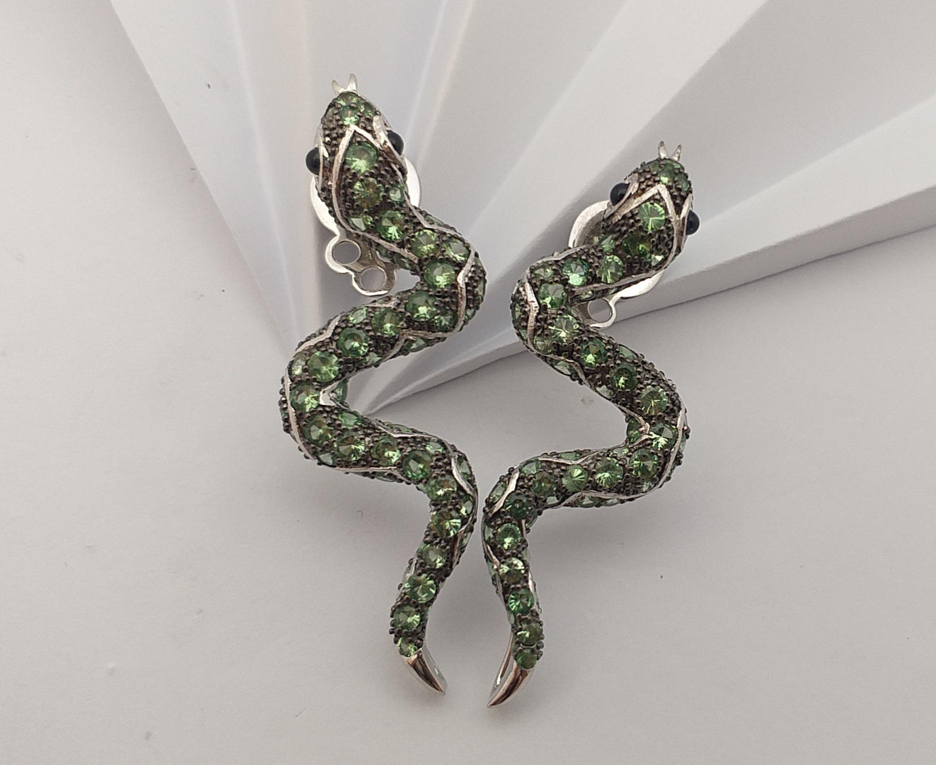 Tsavorite, Cabochon Blue Sapphire and Lemon Quartz Earrings in Silver Settings In New Condition For Sale In Dusit, 10