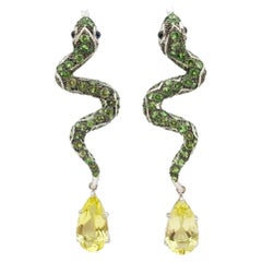 Boucles d'oreilles en tsavorite, saphir bleu cabochon et quartz citron dans les paramètres d'argent