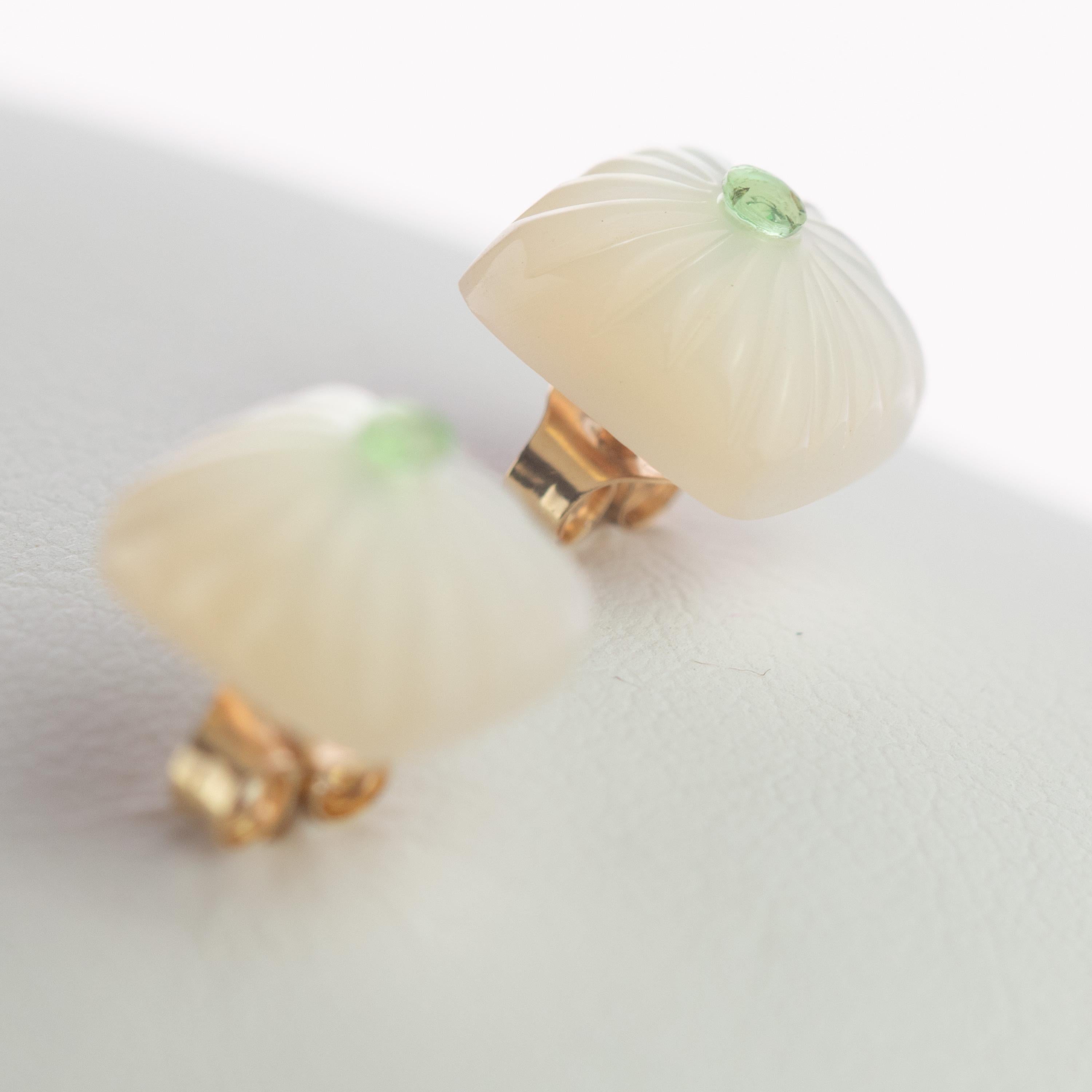 Merveilleuses boucles d'oreilles carrées sculptées. Cabochon de nacre naturelle agrémenté d'une délicate perle de tsavorite au centre. Avec une sculpture unique de lignes façonnées qui viennent du centre pour encadrer l'extrémité du cabochon. En