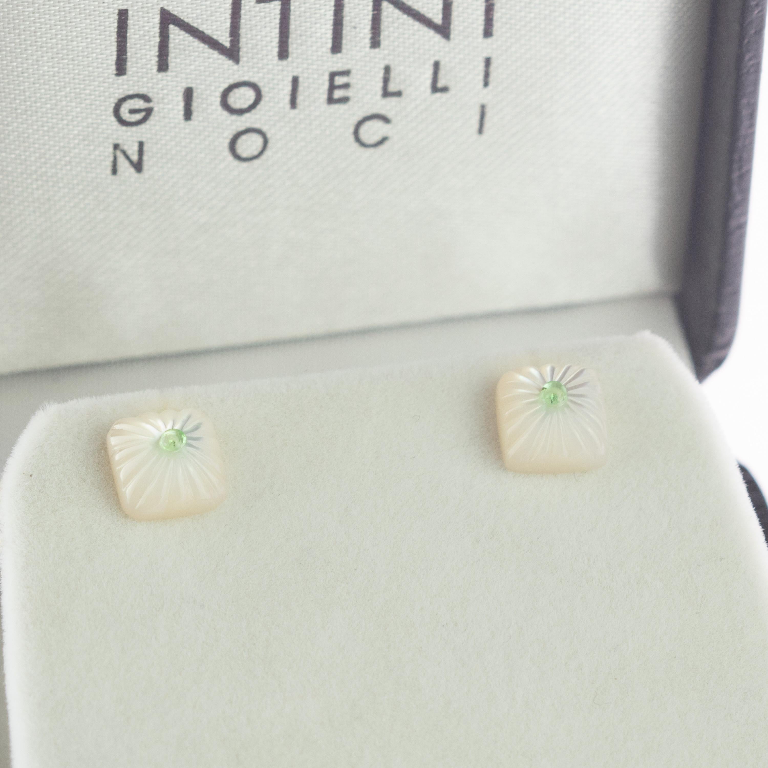 Artisan Clous d'oreilles en or 14 carats avec cabochon carré en nacre sculptée et tsavorite en vente