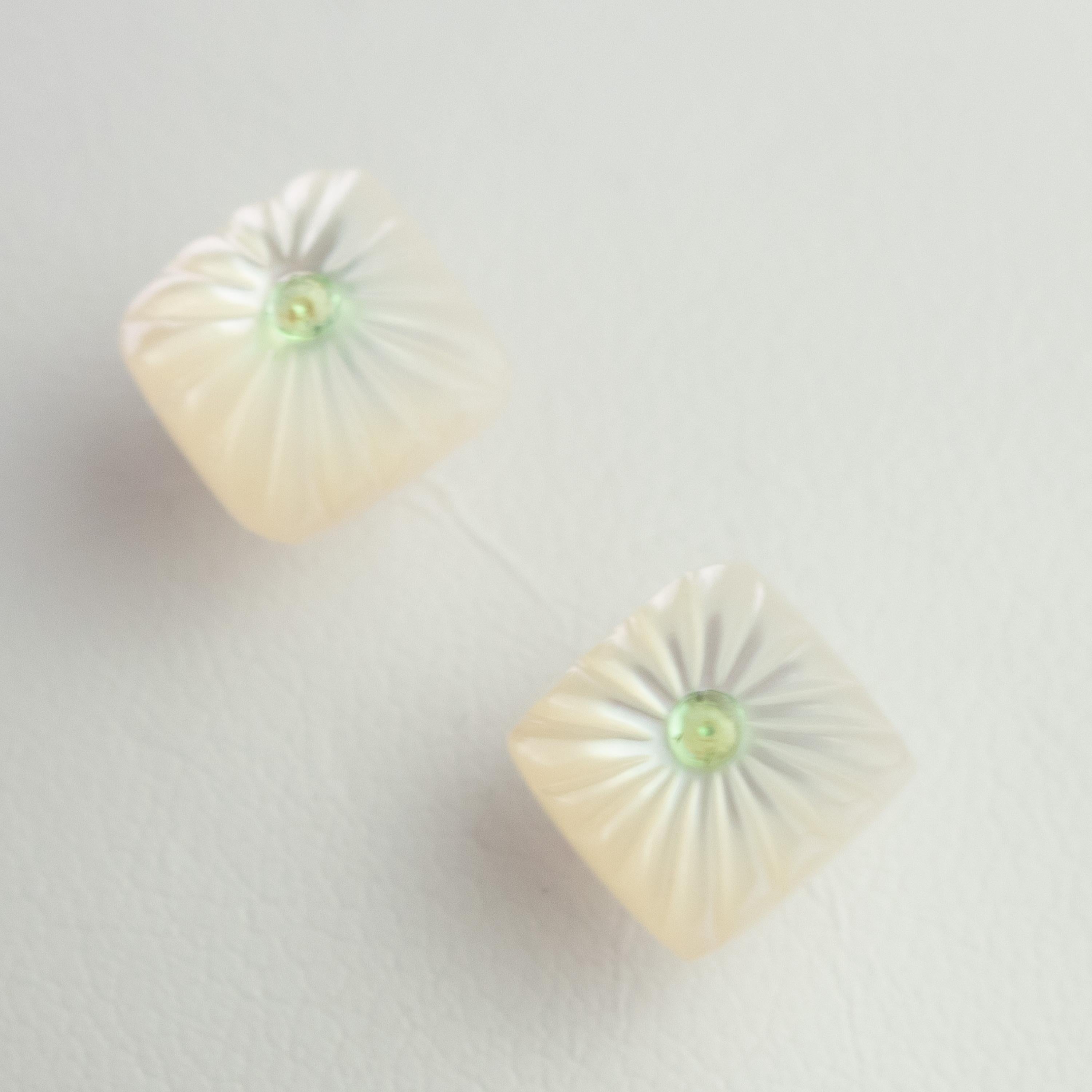 Taille carrée Clous d'oreilles en or 14 carats avec cabochon carré en nacre sculptée et tsavorite en vente