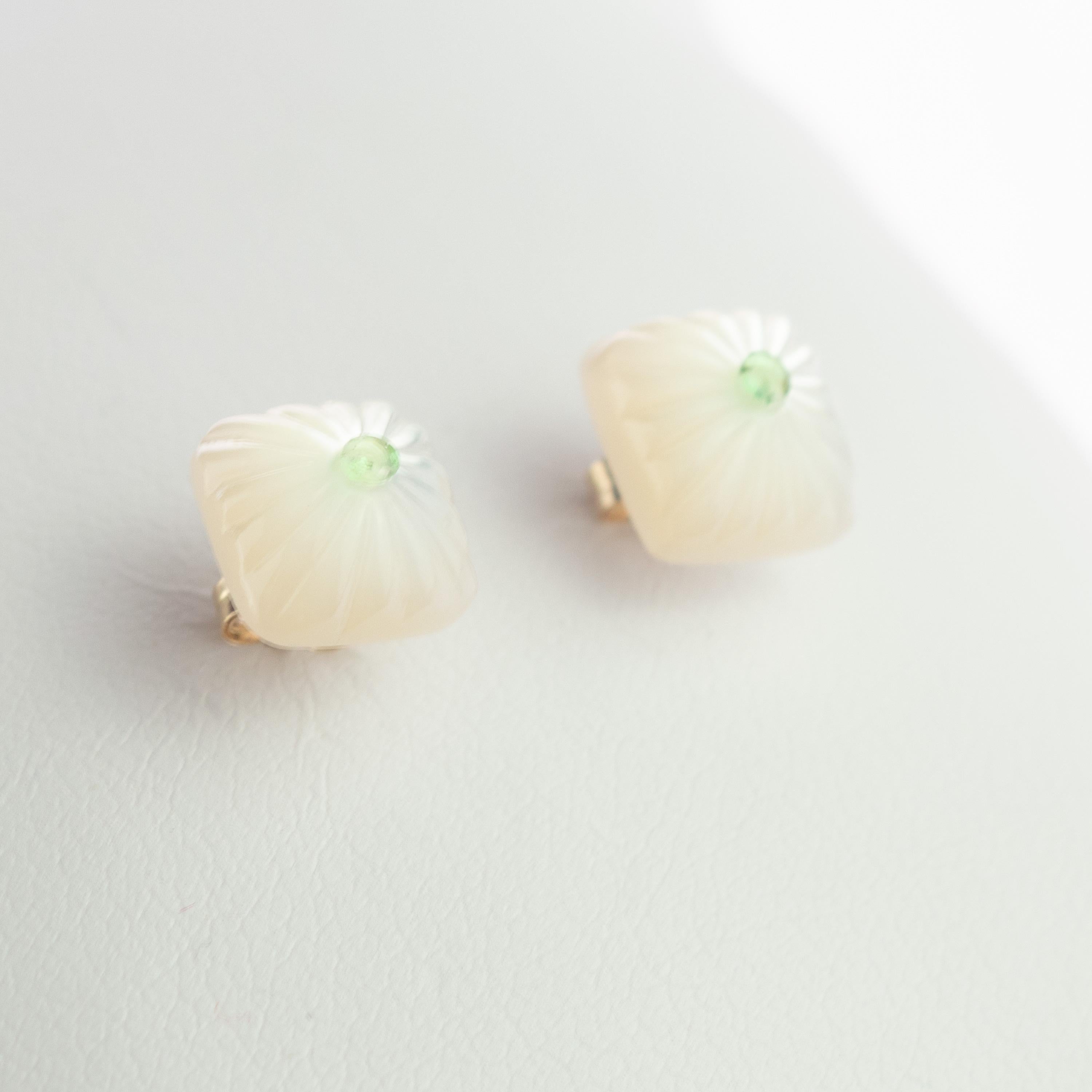Clous d'oreilles en or 14 carats avec cabochon carré en nacre sculptée et tsavorite Neuf - En vente à Milano, IT