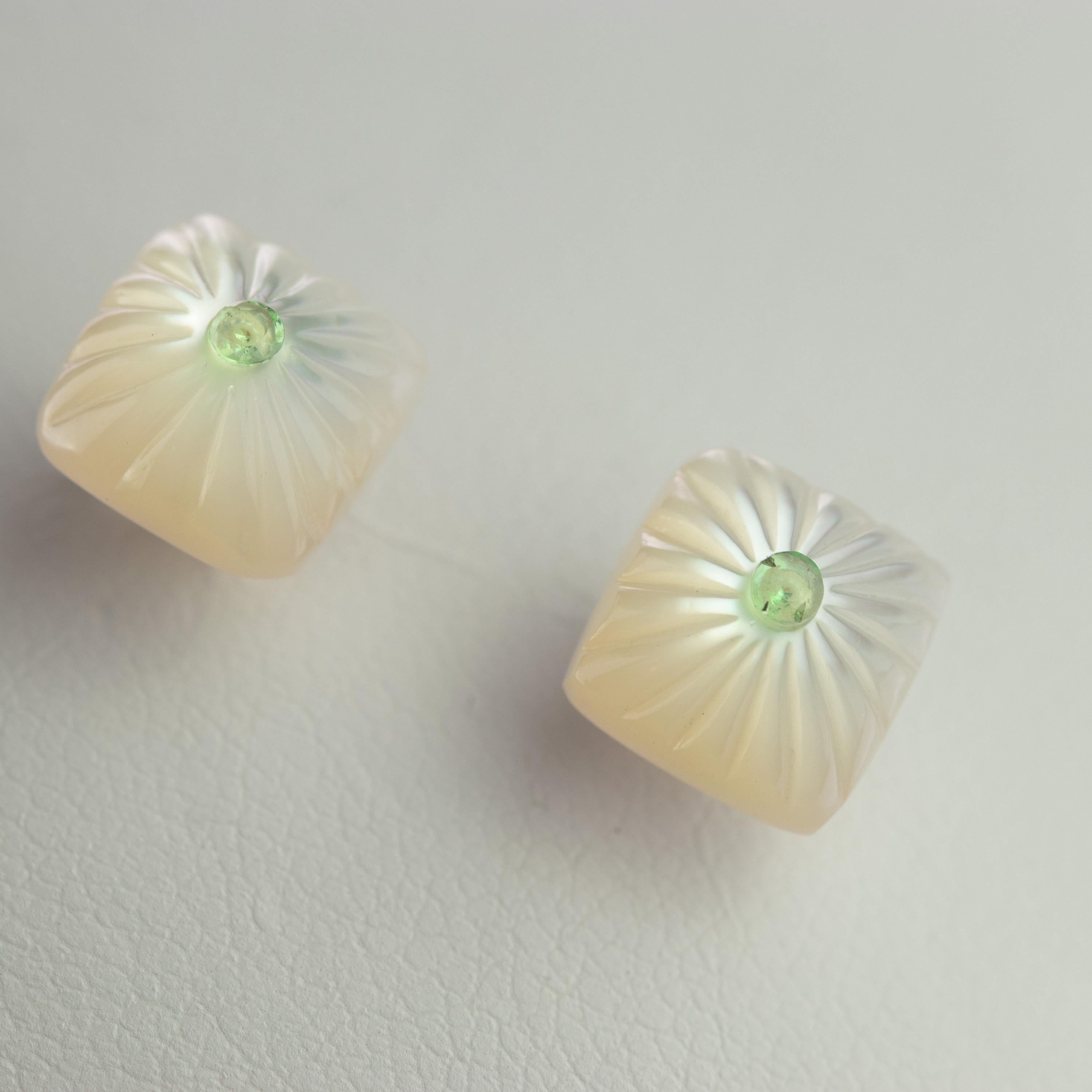 Clous d'oreilles en or 14 carats avec cabochon carré en nacre sculptée et tsavorite Unisexe en vente
