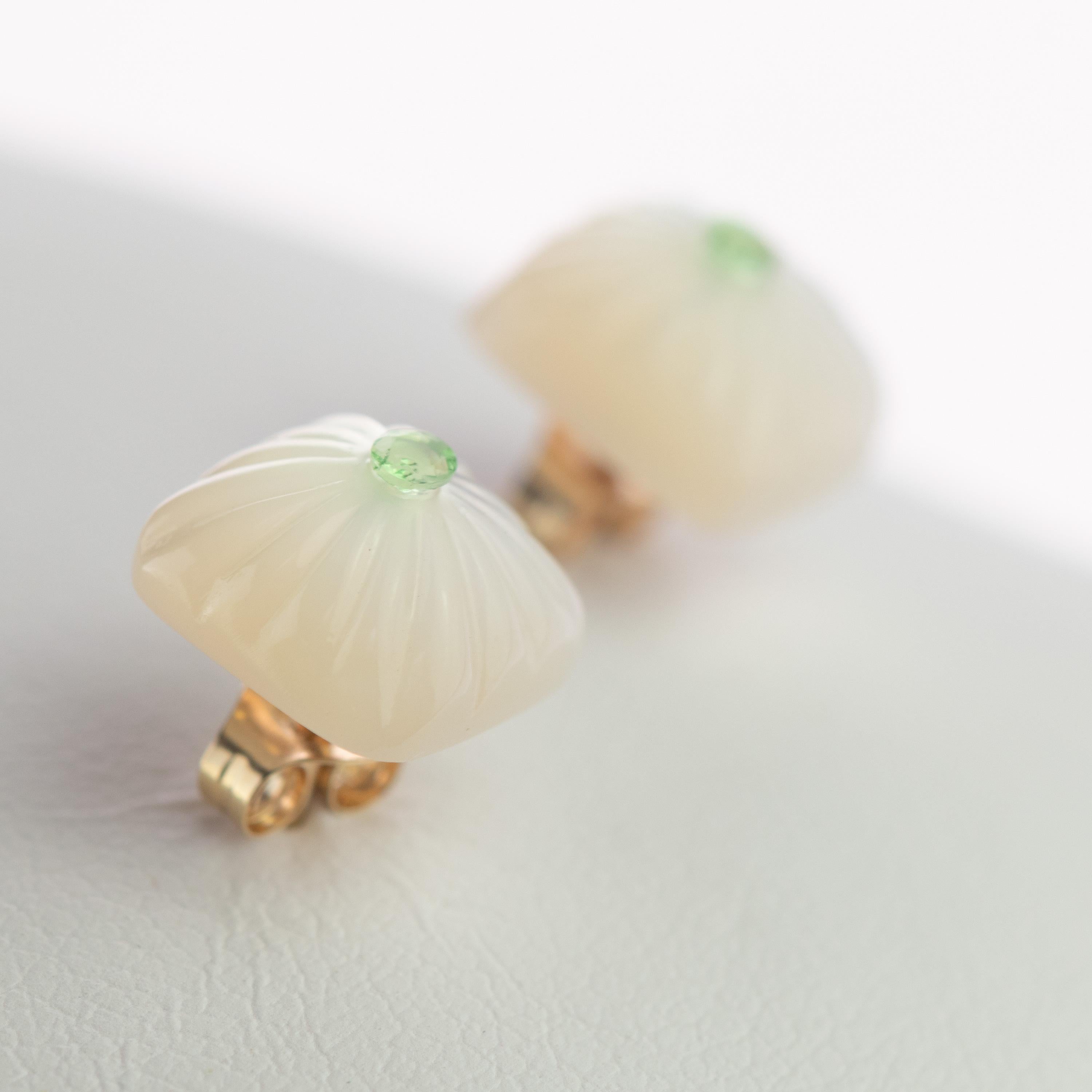 Clous d'oreilles en or 14 carats avec cabochon carré en nacre sculptée et tsavorite en vente 1
